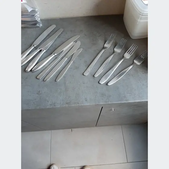 Príbor 7 nožov a 4 vidličky