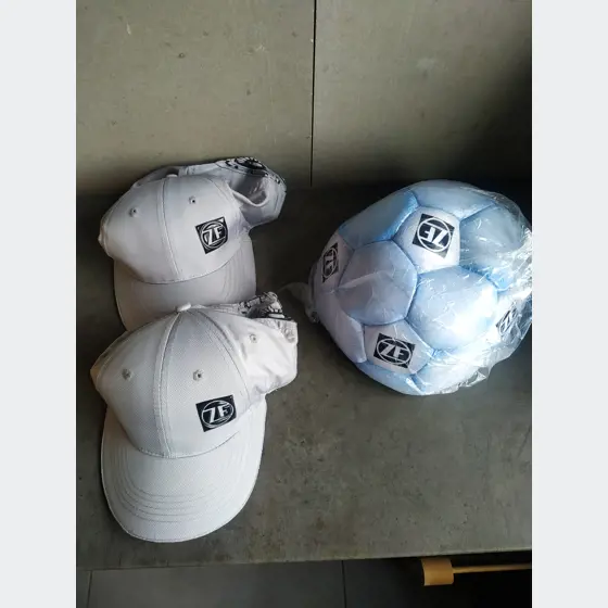 Šiltovka (2ks) + futbalová lopta (nové, nepoužité)