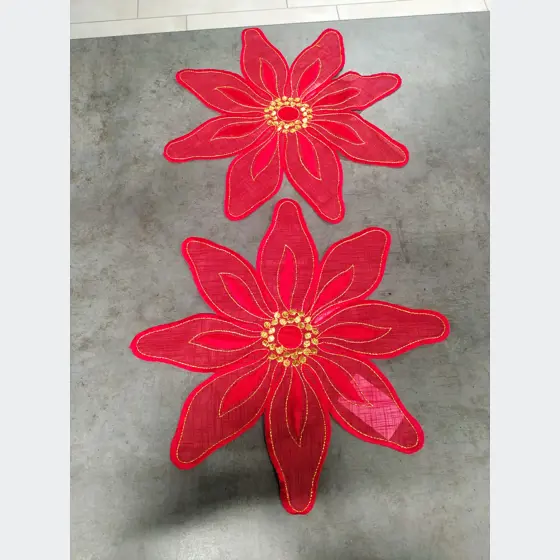 Dekorácia na stôl (červené kvety)