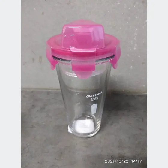 Sklenený shaker (ružový vrchnák)