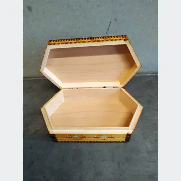 Drevená vyrezávaná krabička (12x22cm)