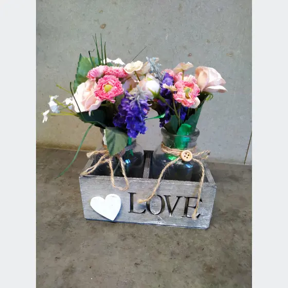 Dekorácia (drevená krabička Love s kvetmi)