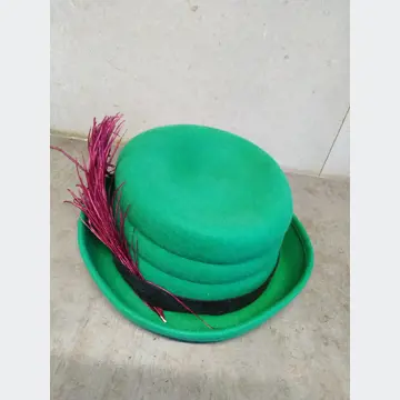 Dámsky zelený klobúk (zn. Tonak, veľkosť 56, zdobená bordovou labutienkou, 100% králičia srsť)