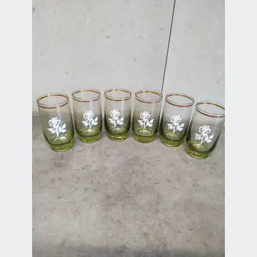 Sklenené štamperlíky (zelenej farby, 6ks, s bielymi kvetmi vpredu)