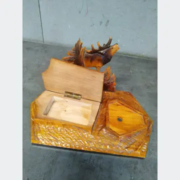 Drevená vyrezávaná krabička/šperkovnica (s jeleňom) 