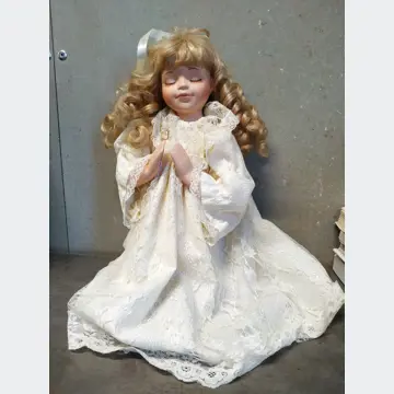 Porcelánová bábika (anjel, kľačí, modlí sa, 33cm výška)