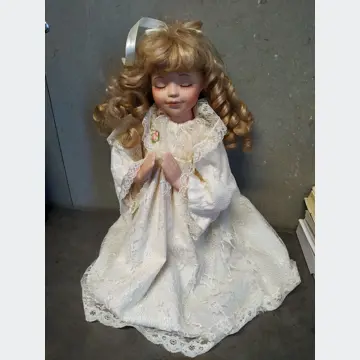 Porcelánová bábika (anjel, kľačí, modlí sa, 33cm výška)