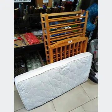 Detská drevená postieľka s matracom