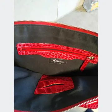Dámska červená lakovaná kabelka 