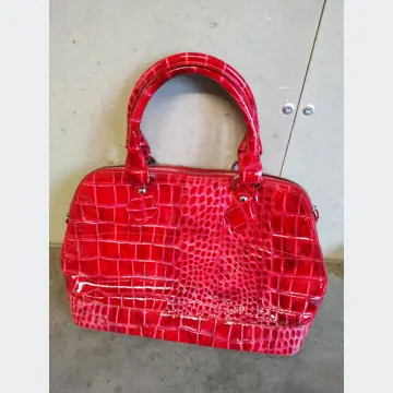 Dámska červená lakovaná kabelka 