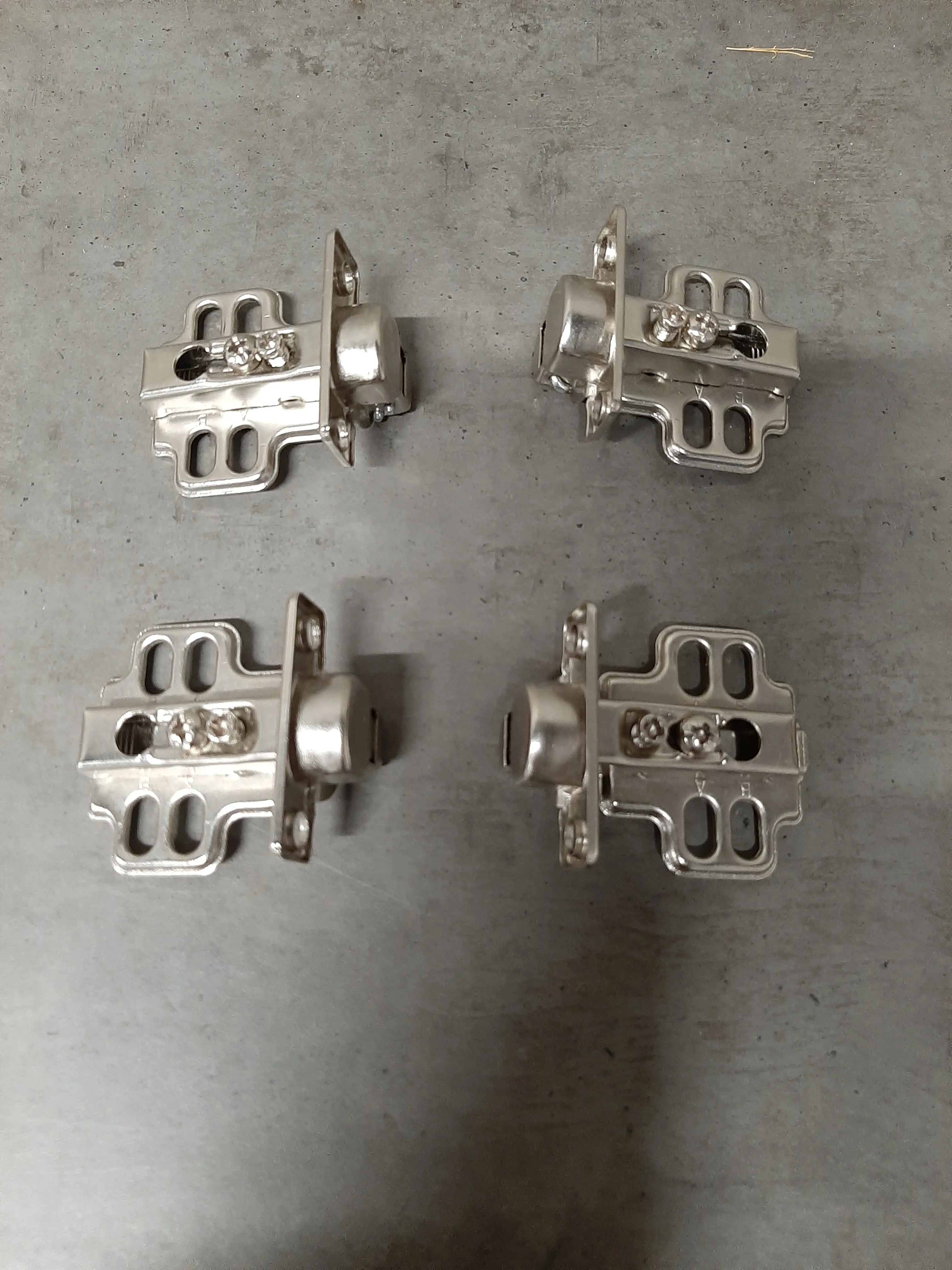 Pánty na skrinky,4ks