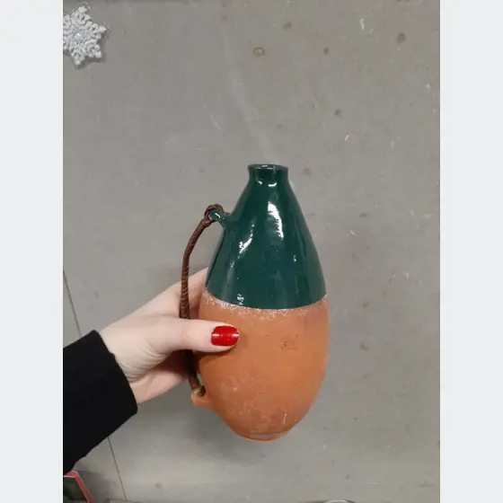 Keramická váza s uškom