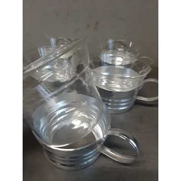 5 sklenených šálok s kovom dookola