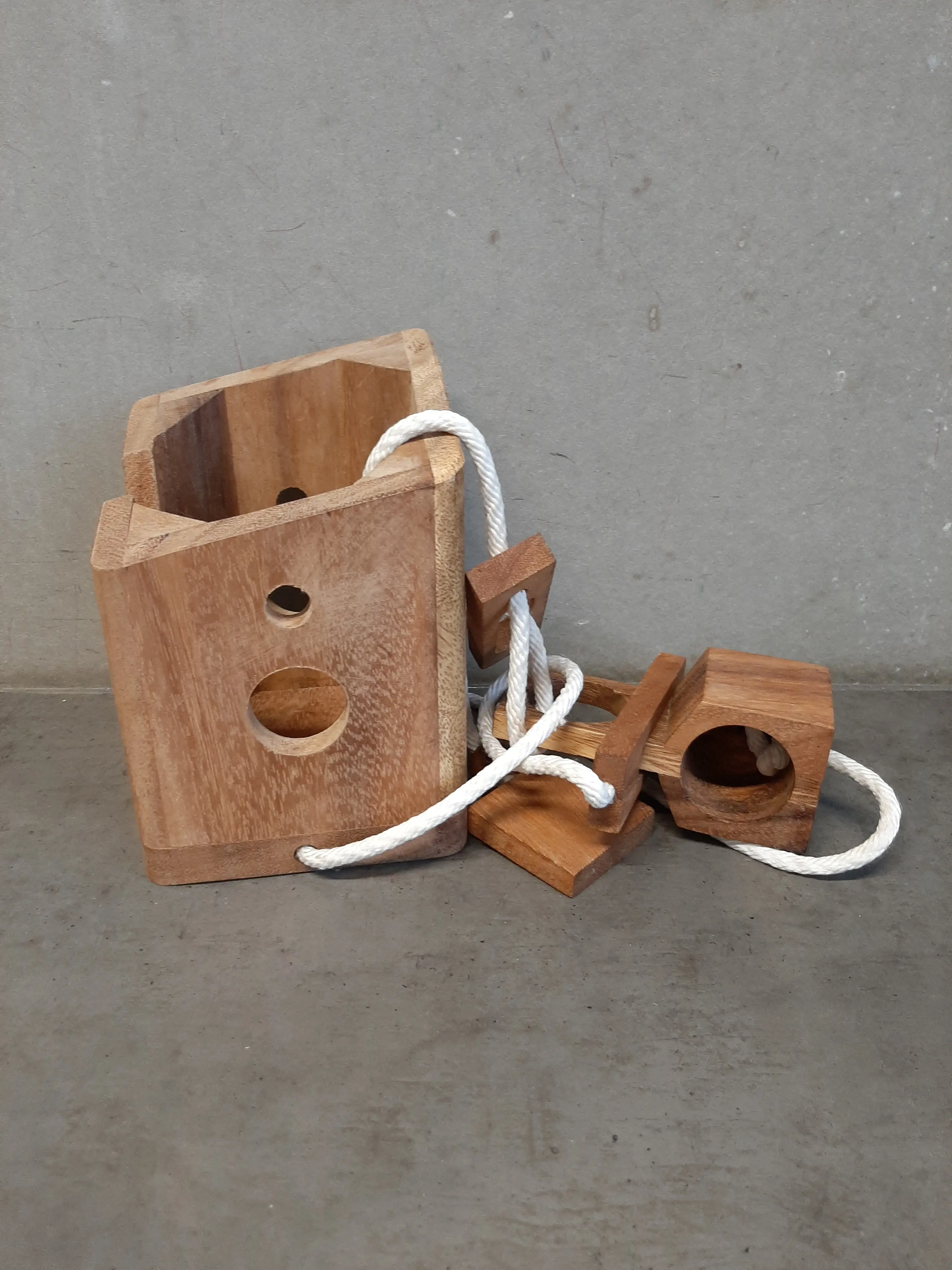 Hlavolam na fĺašku vína,drevo