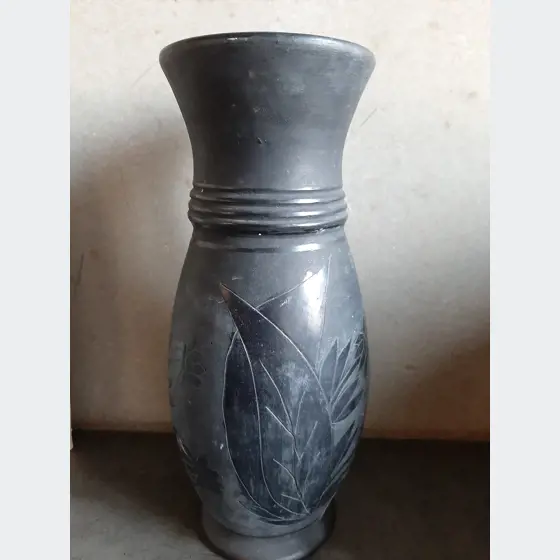 Čierna keramická váza