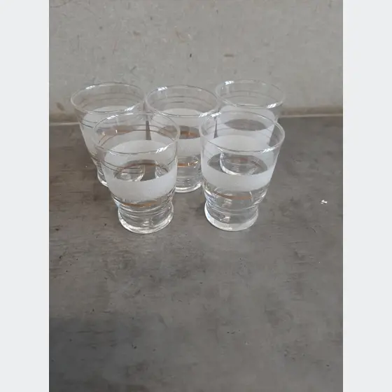 5 malých lemovaných pohárov