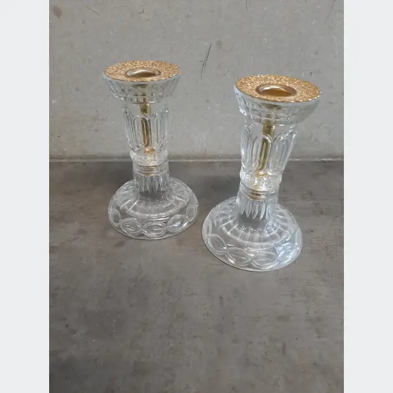 Dva sklenené svietniky so zlatým detailom