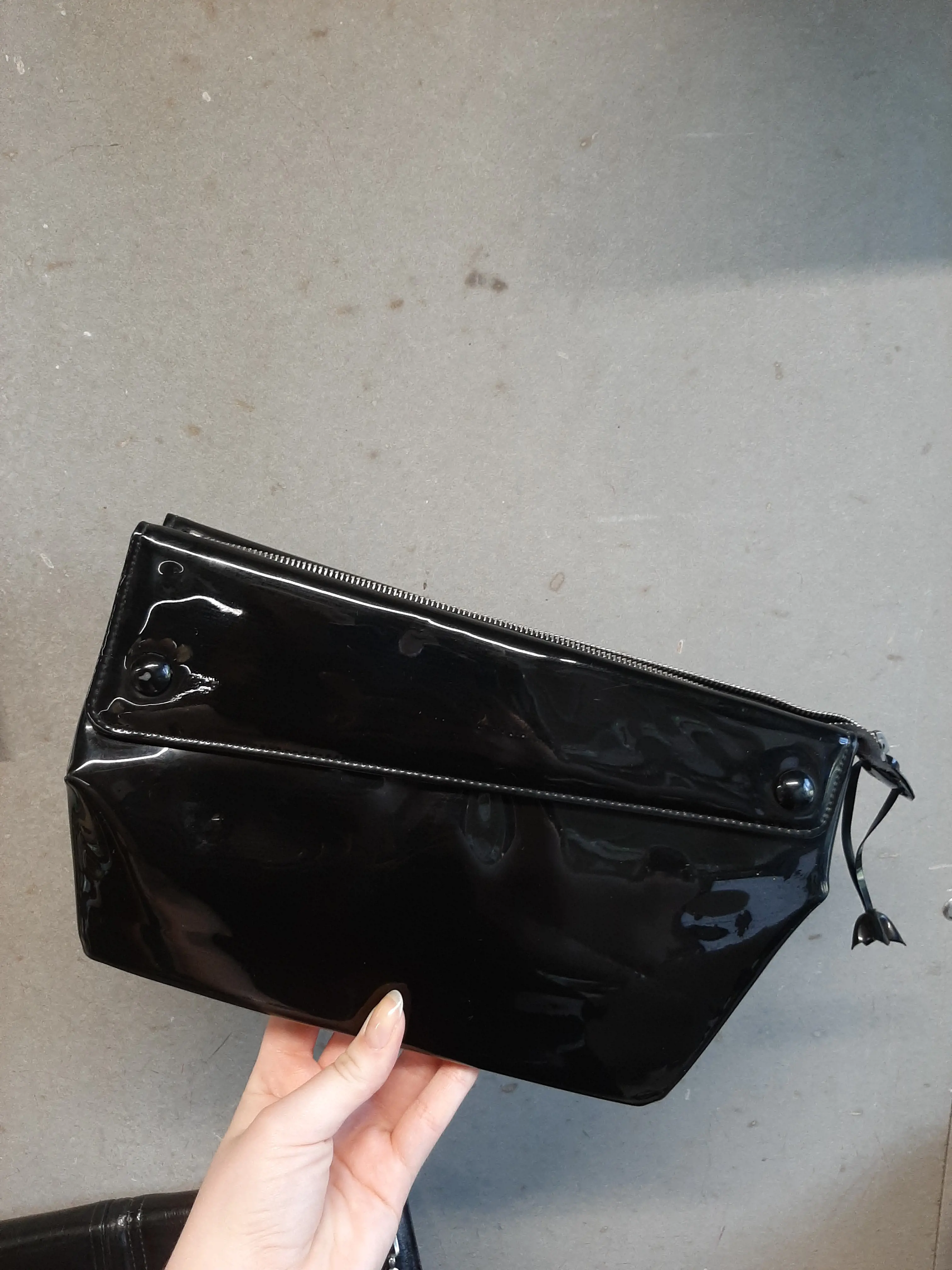 Čierna lakovaná kabelka