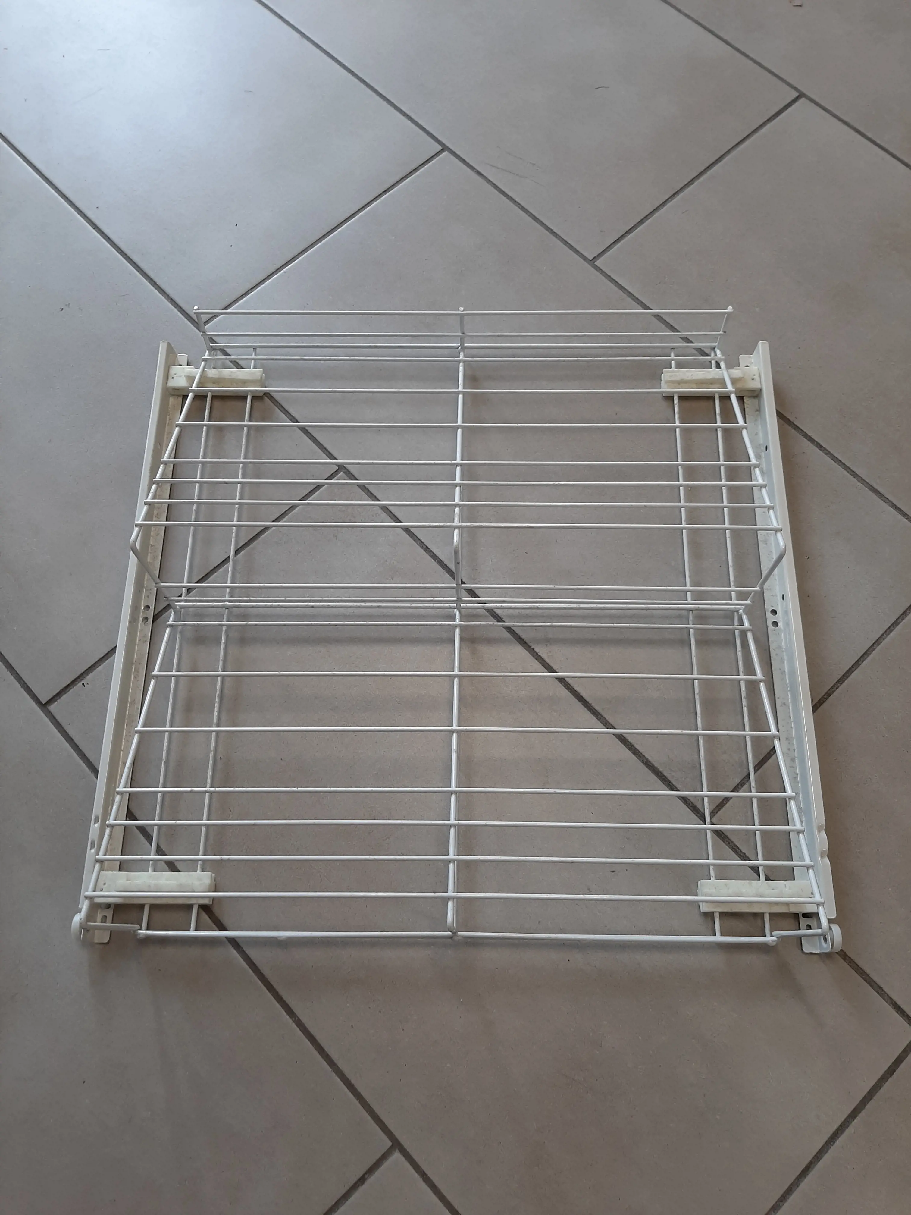 Výsuvný biely kôš na topánky ,hĺbka 52cm,koĺajničky rizteč 53cm