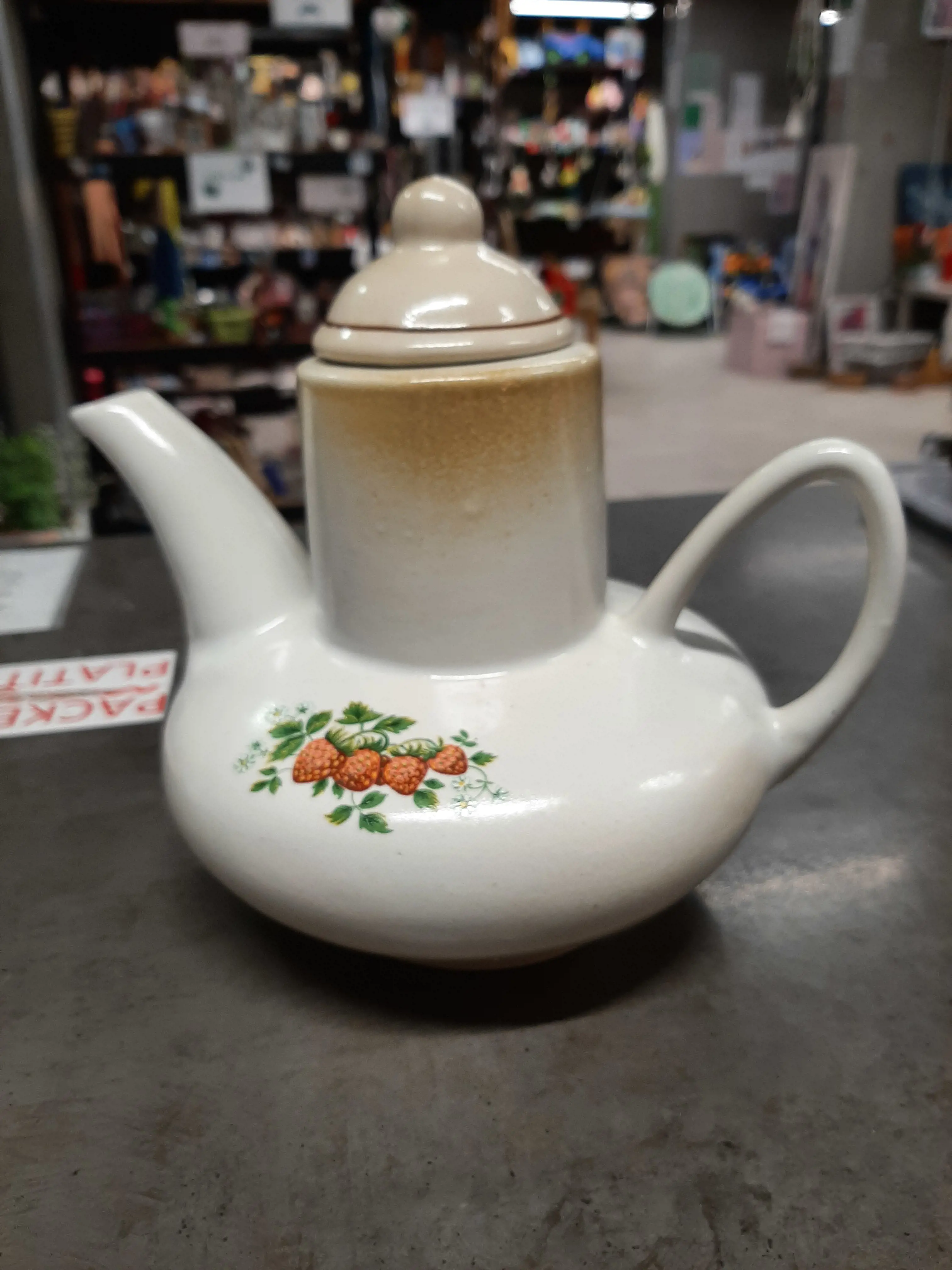 Keramický čajník a jahodami