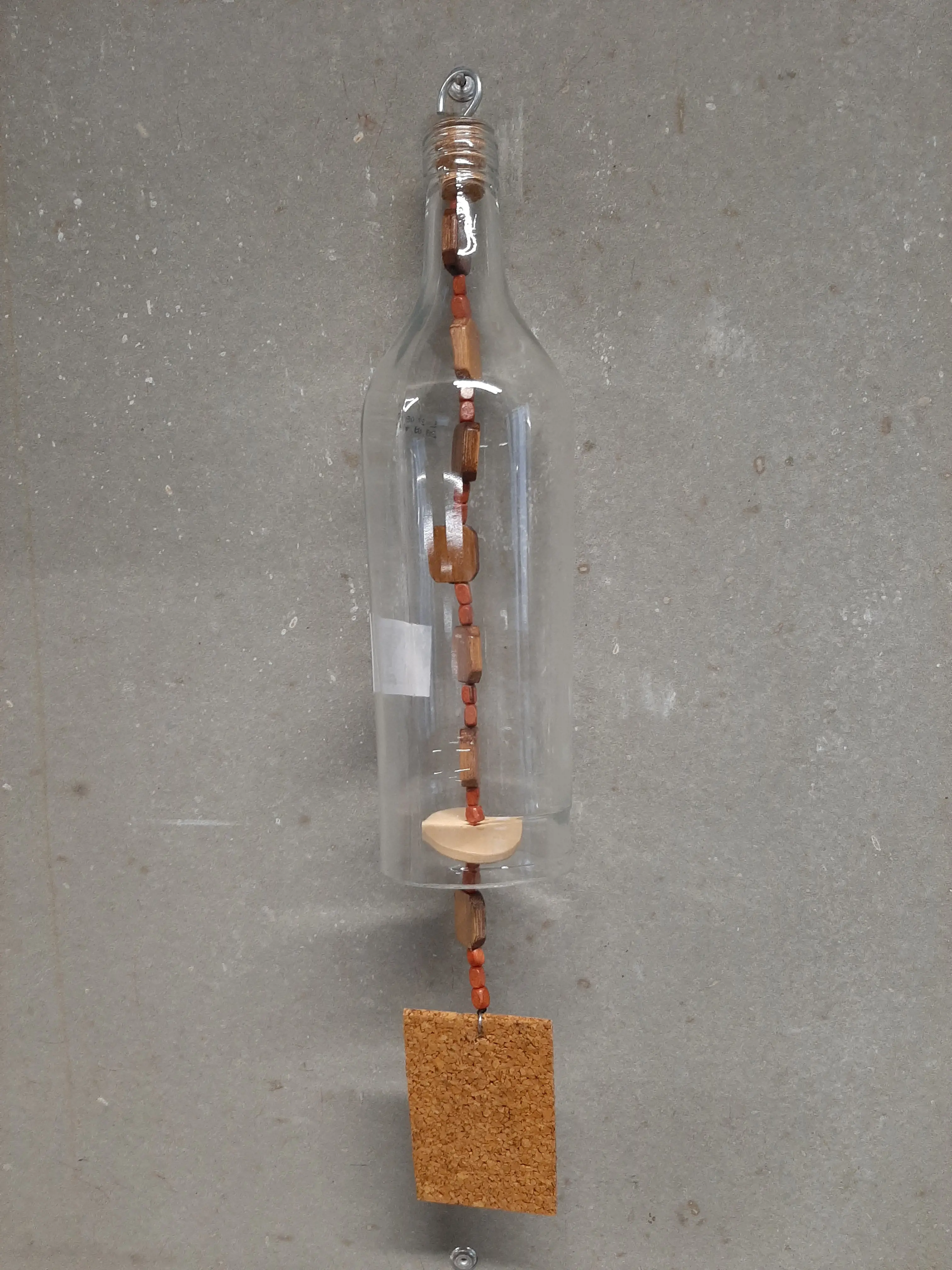 Závesná dekorácia vínová fľaša