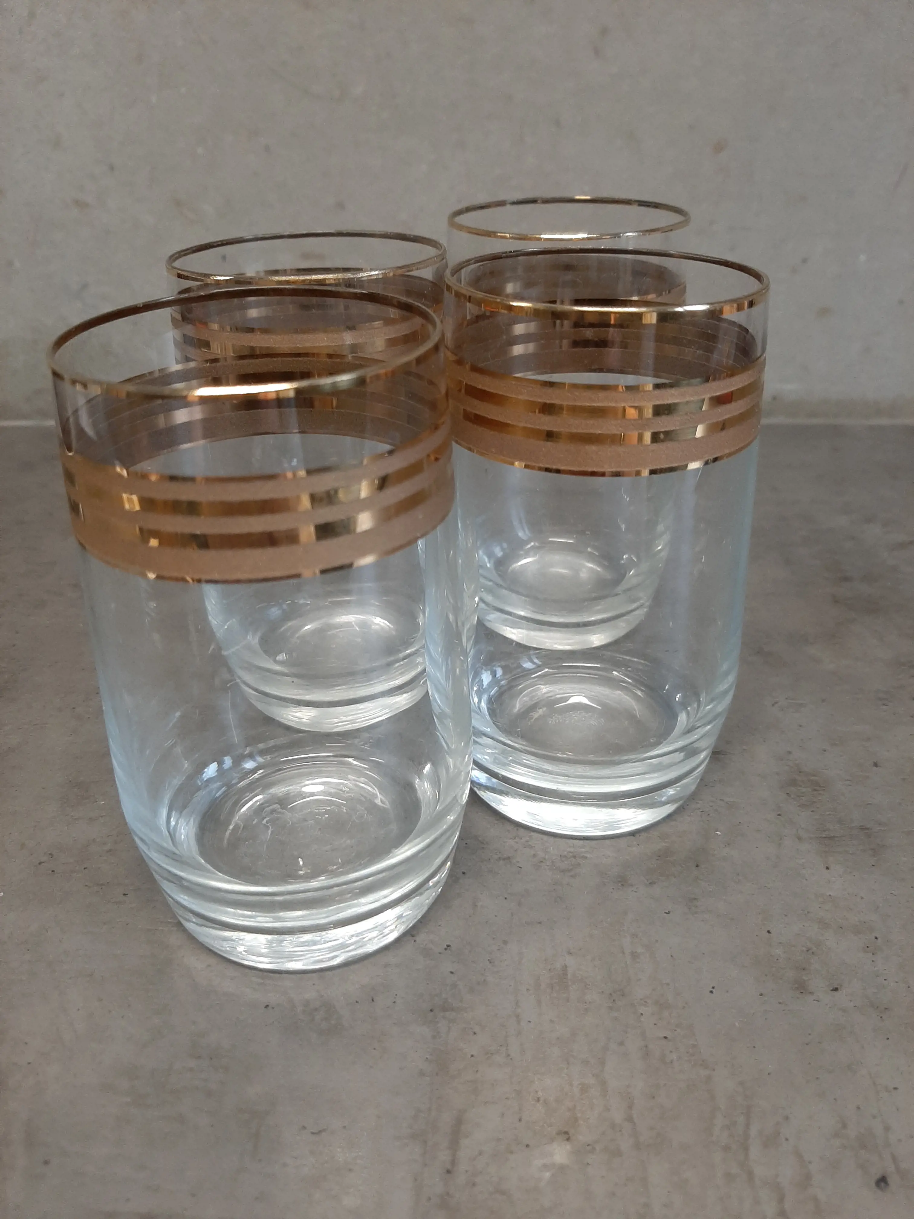 Poháre 2dcl,so zlatými prúžkami ,4ks