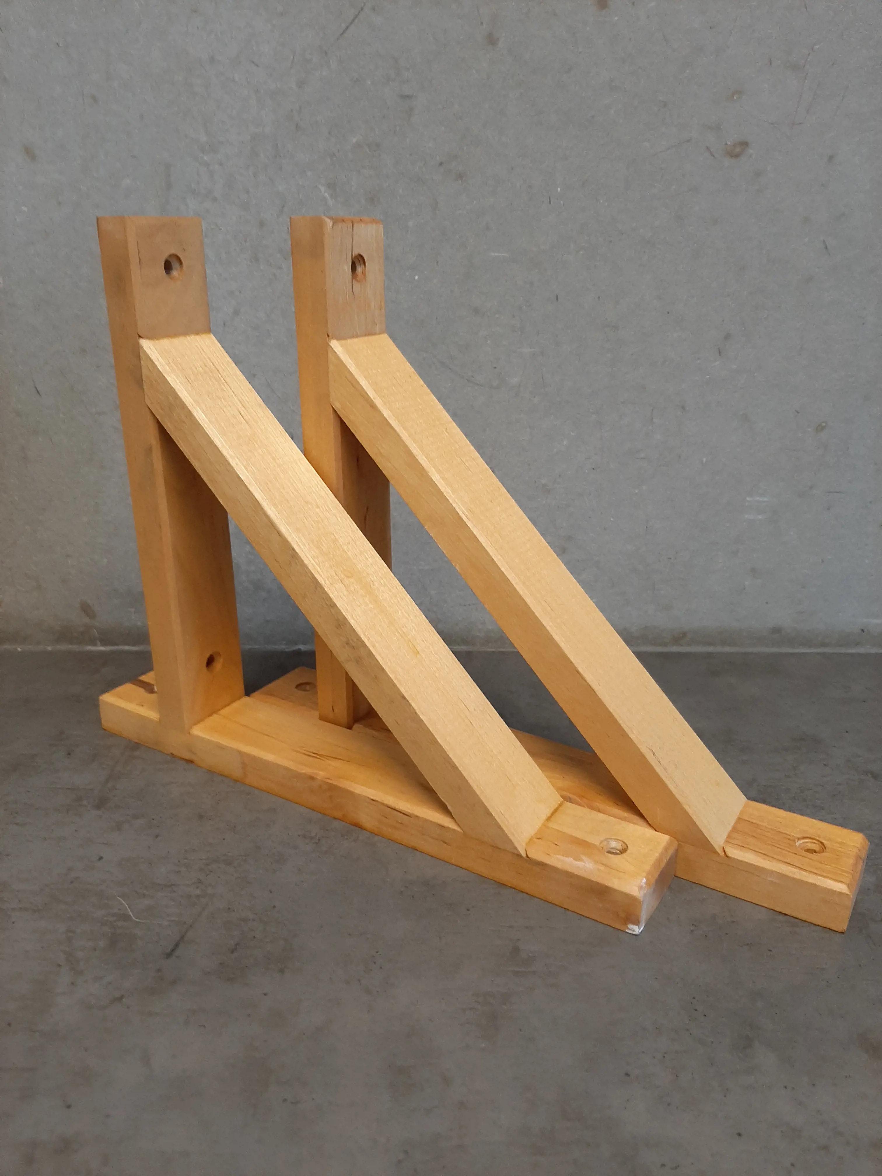 Drevené konzoly na poličku