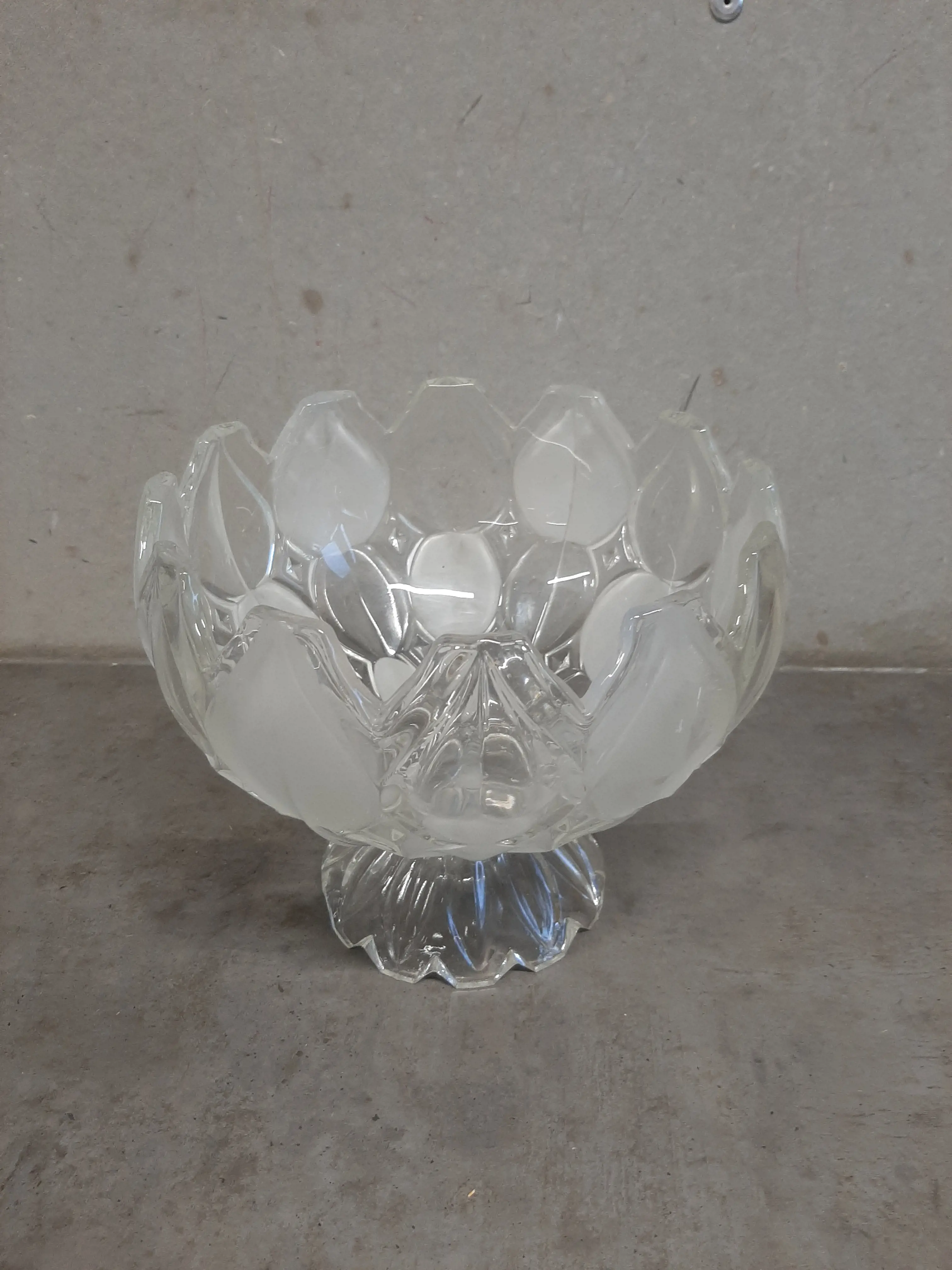 Sklenená  misa na nožičke