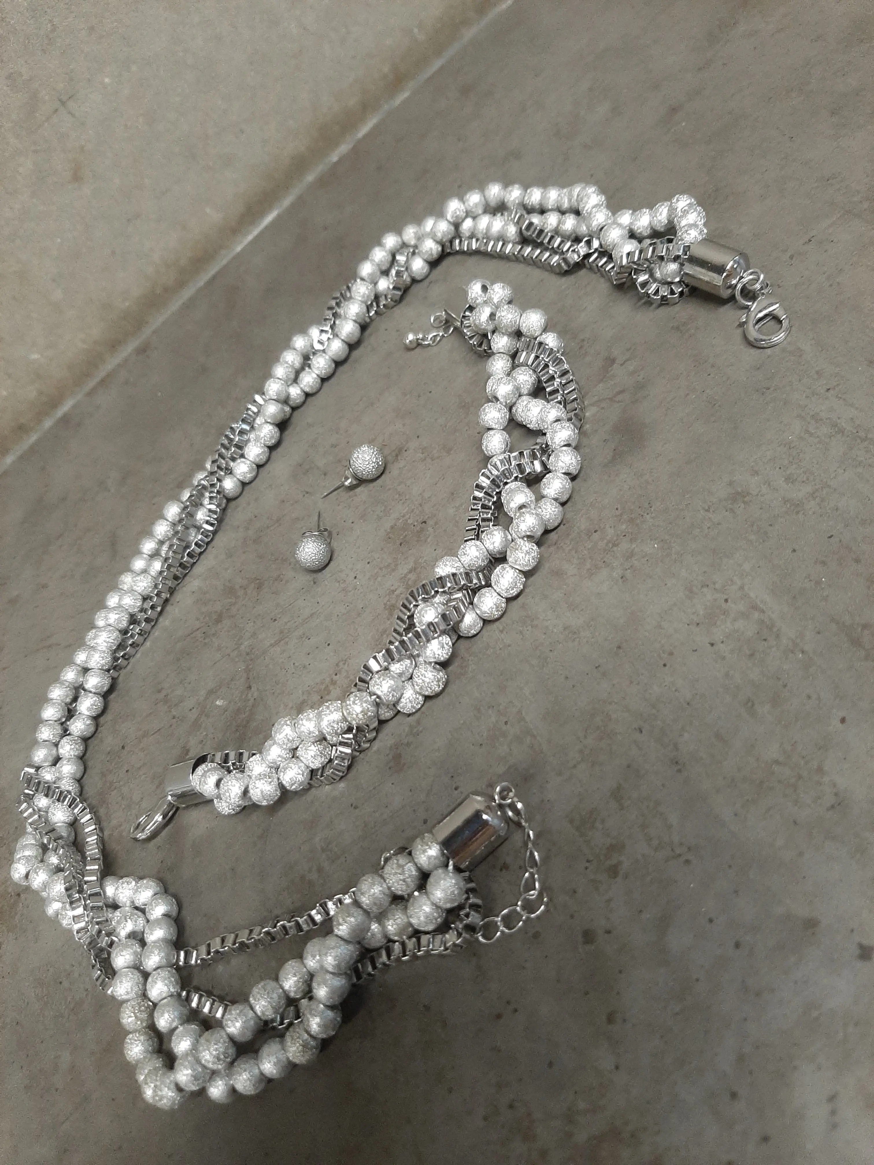 Súprava,náhrdeĺník,náramok a napichovacie náušničky