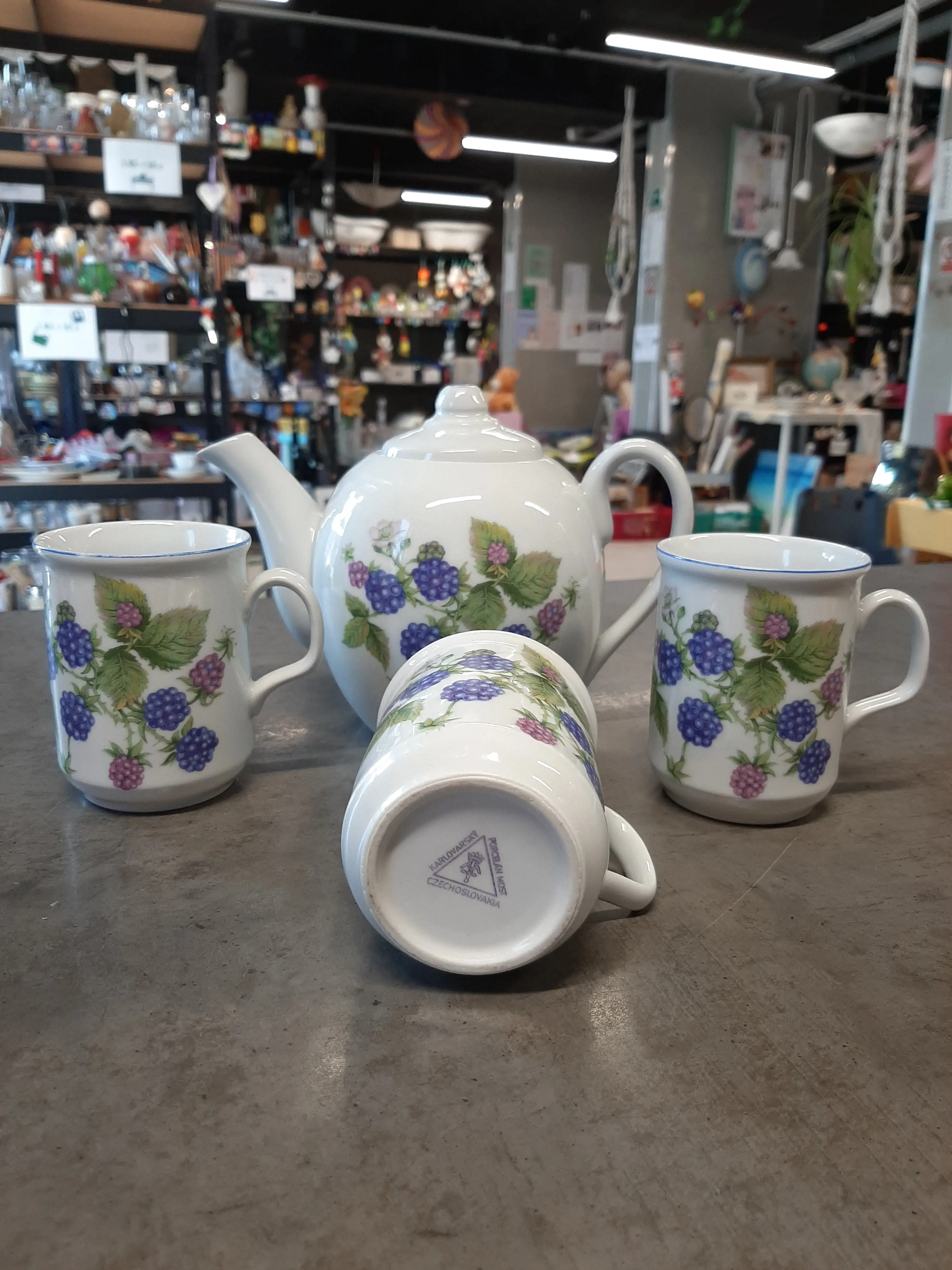 Čajník a 3ks šálky,značený