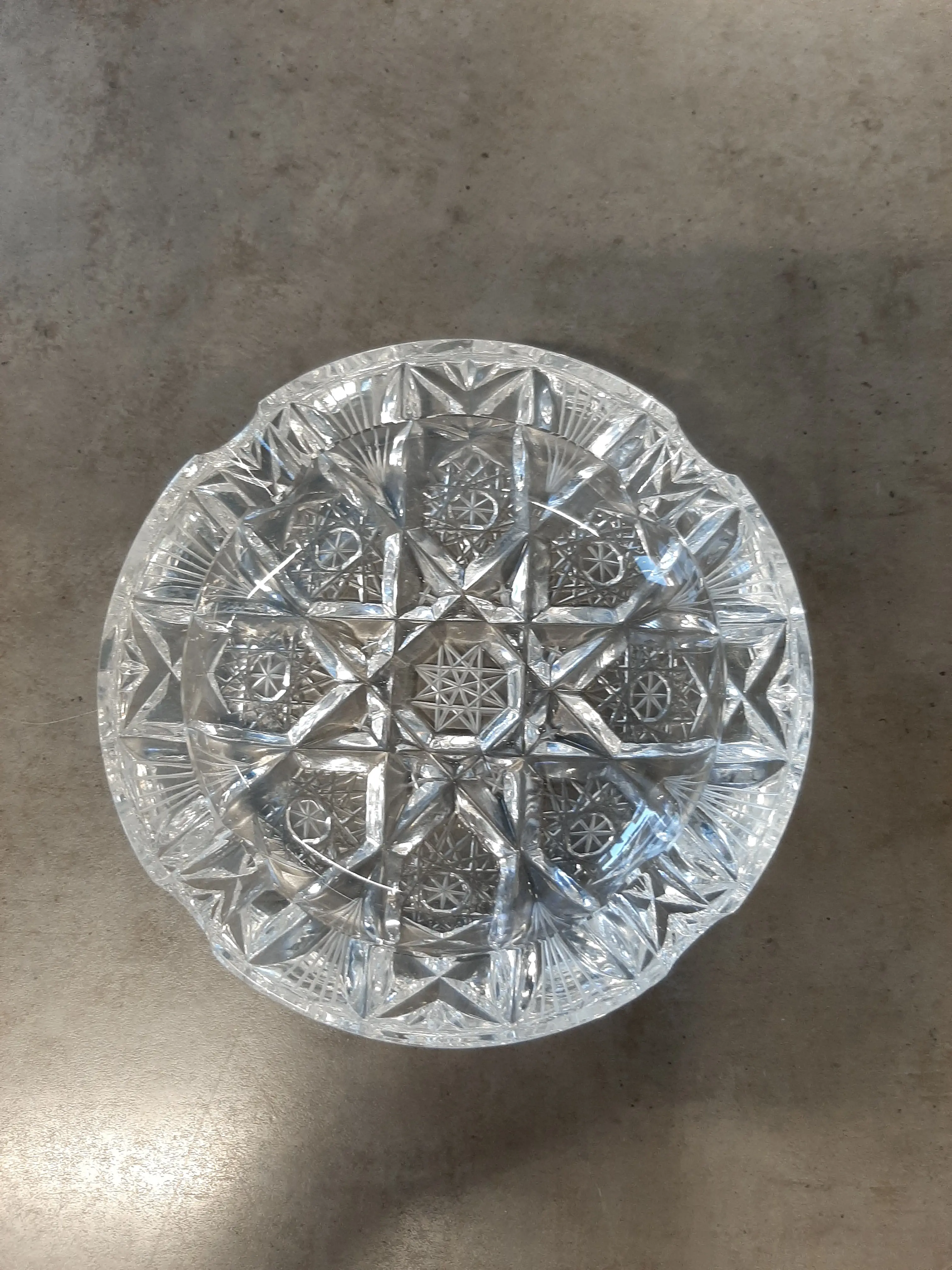 Brúsený popolník,priemer 14,5cm