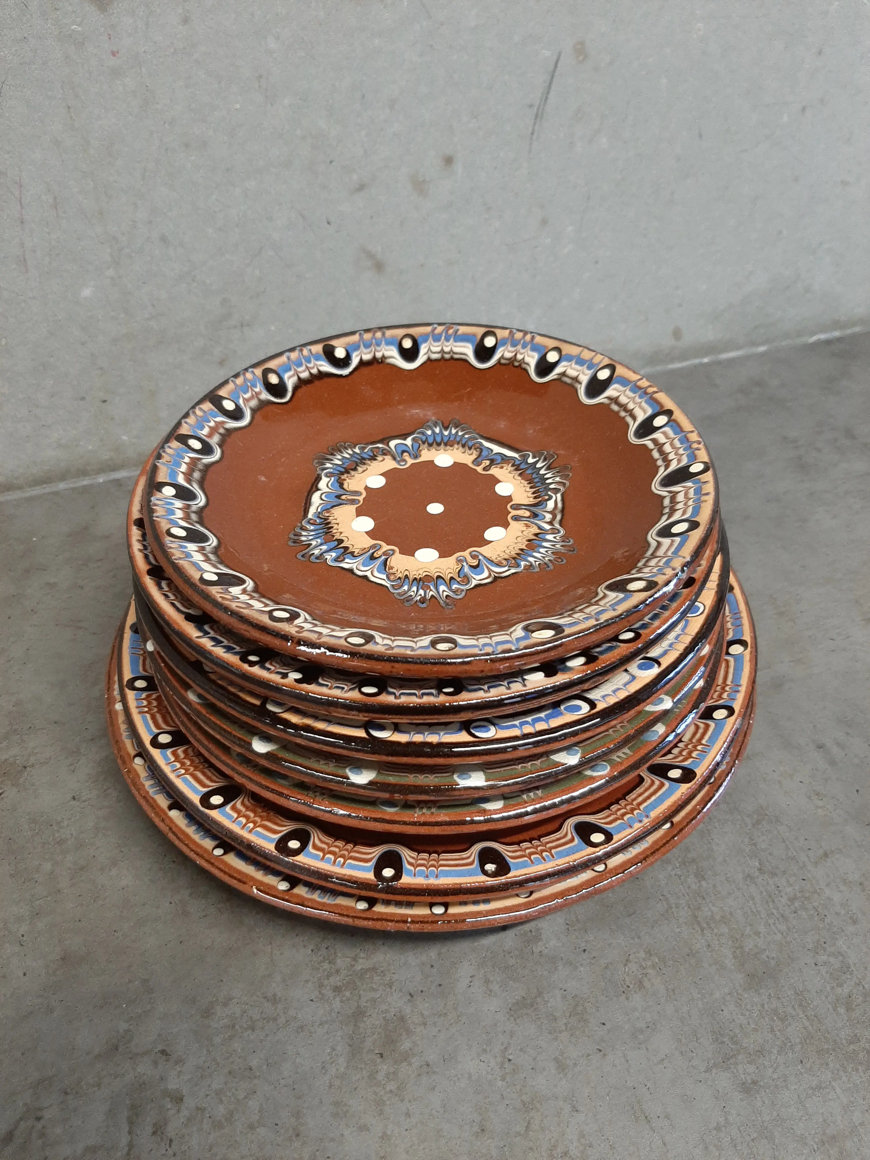 7 kusov ozdobných kermických tanierov