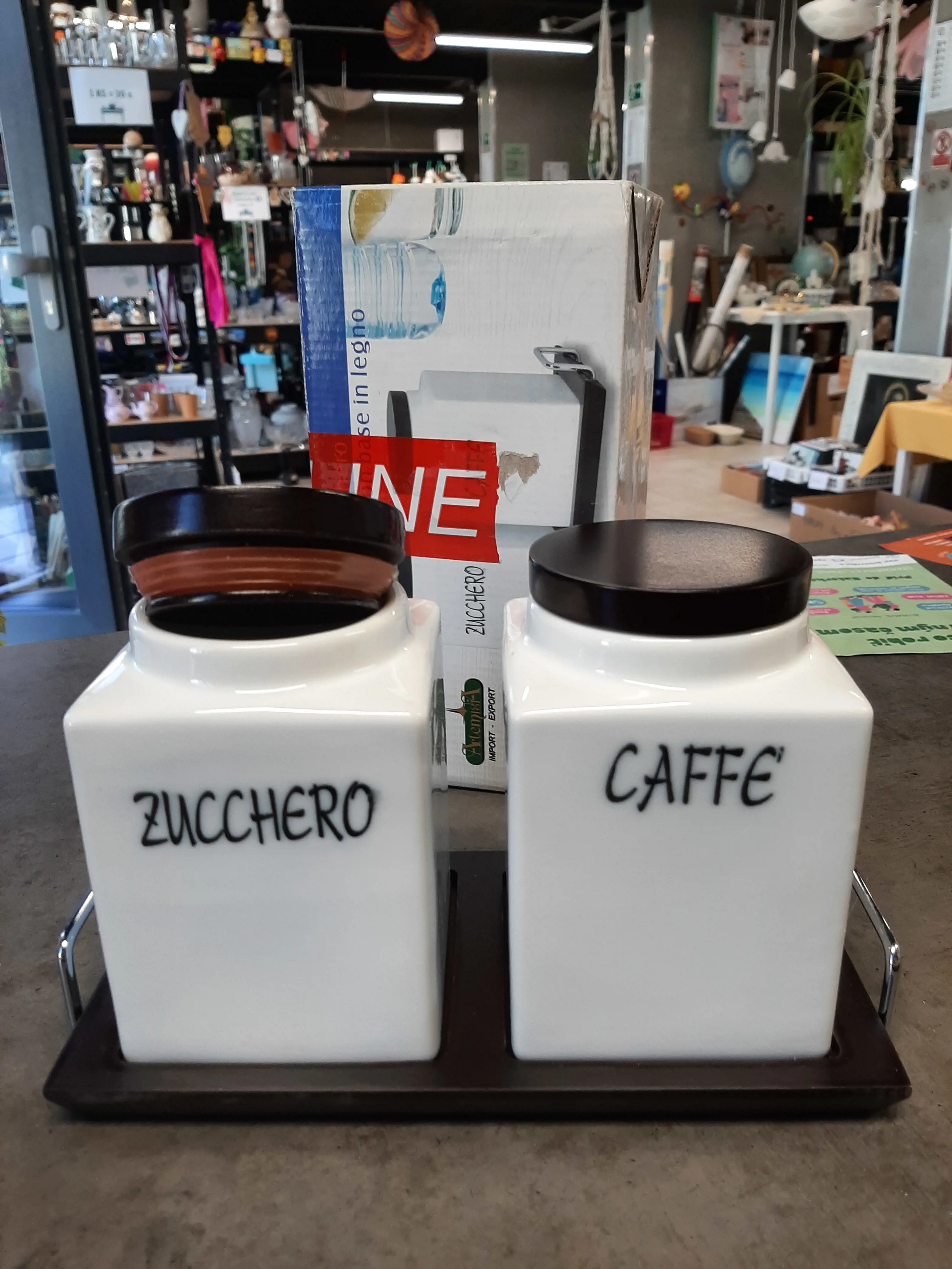 Podnos a dve porcelánové nádoby na kávu a cukor