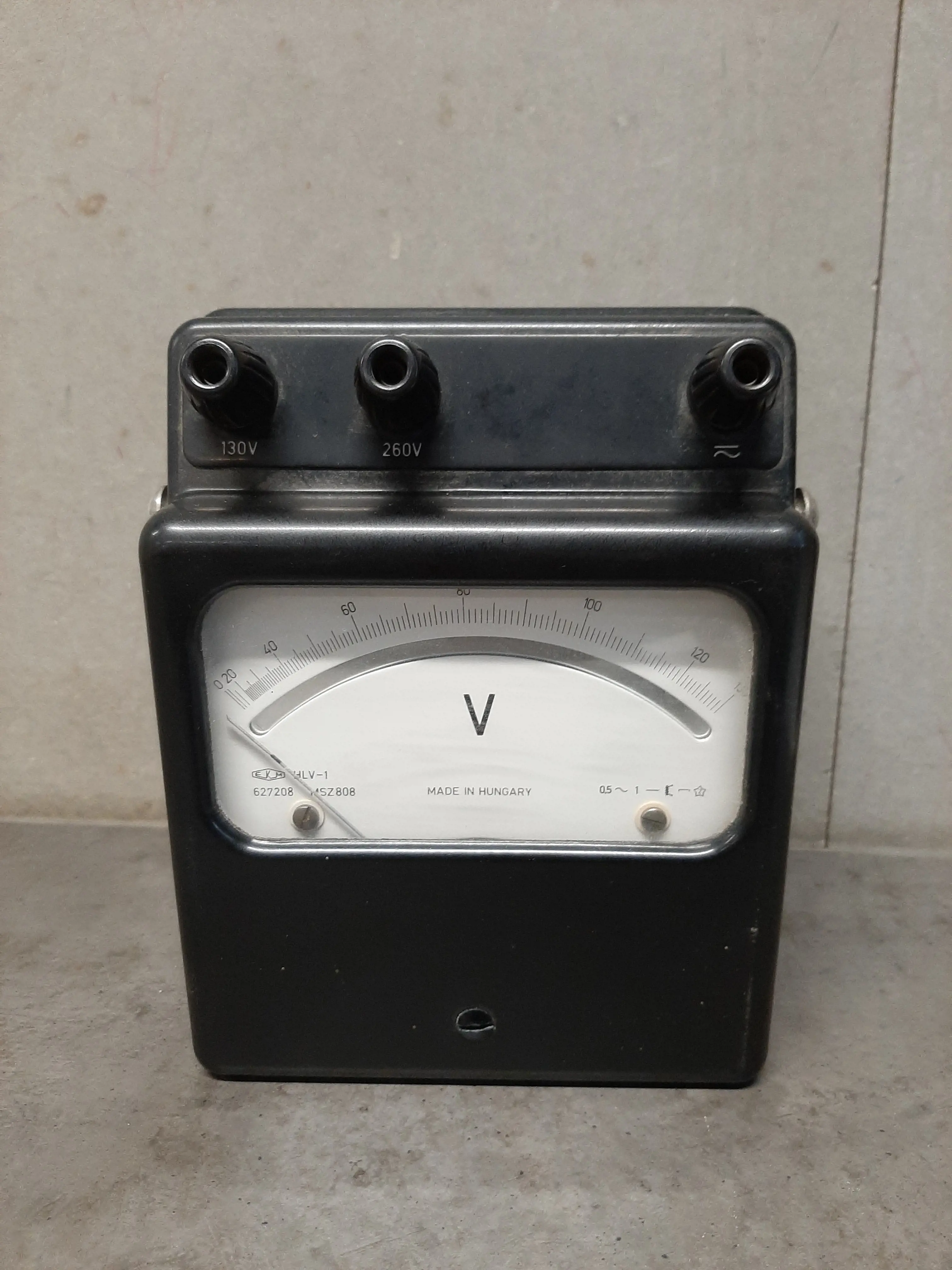 Analógový voltmeter