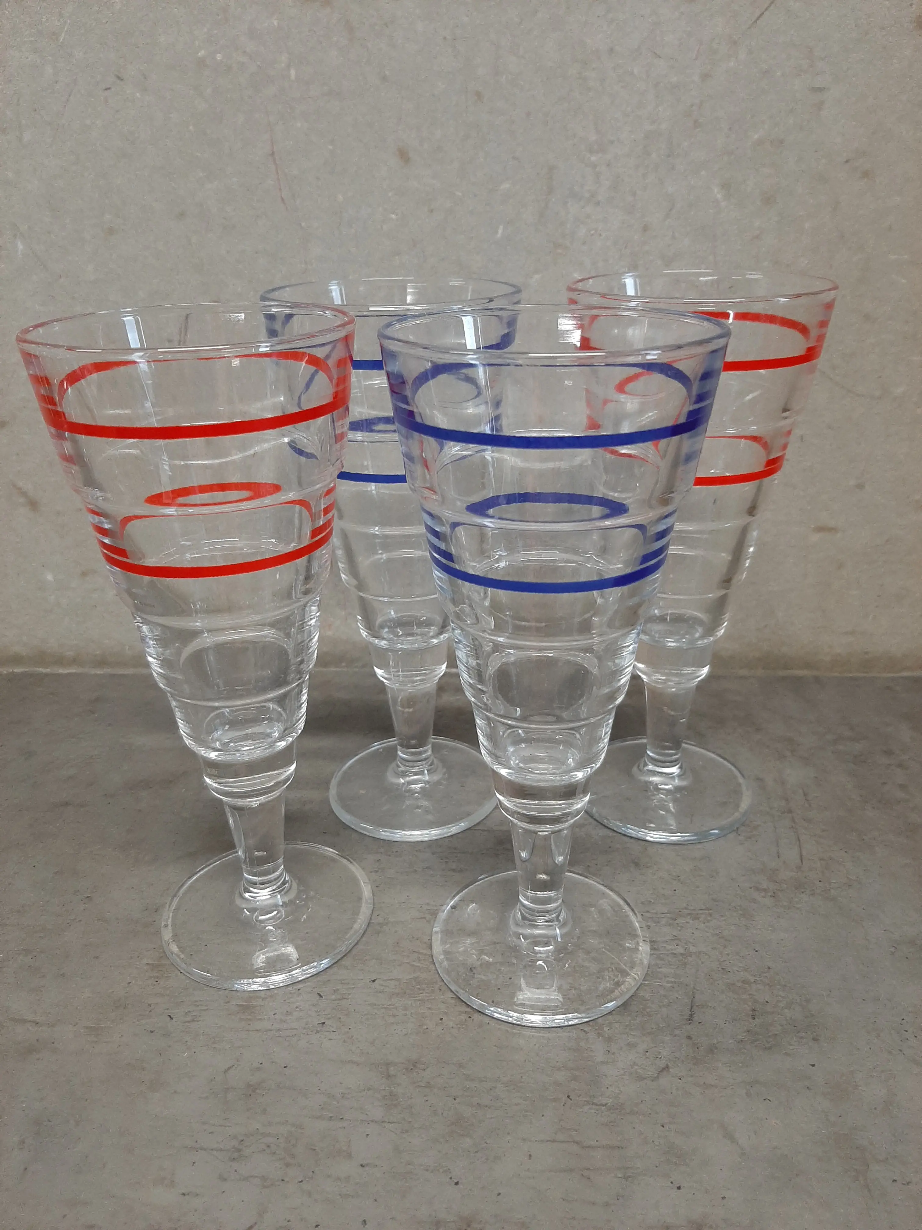 4ks pohárov s farebnými prúžkami