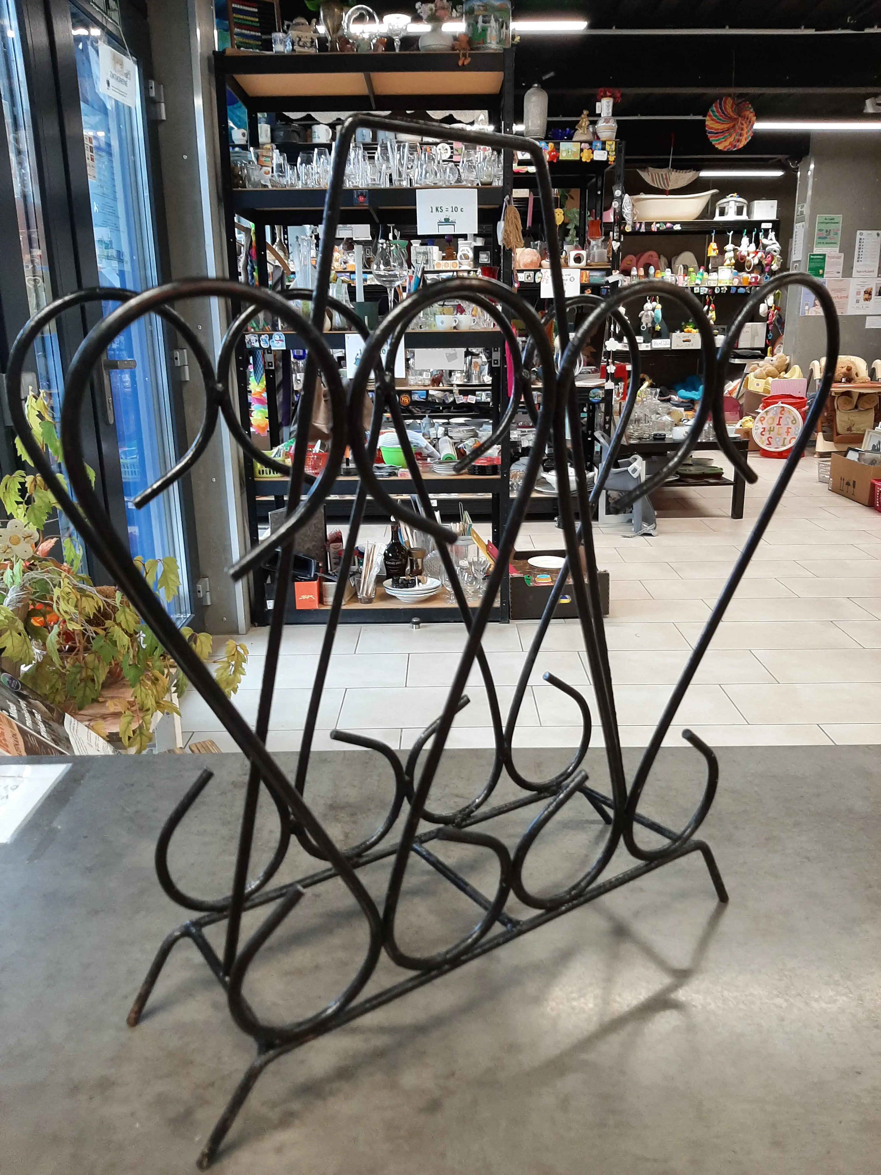 Kovový stojan na noviny/časopisy