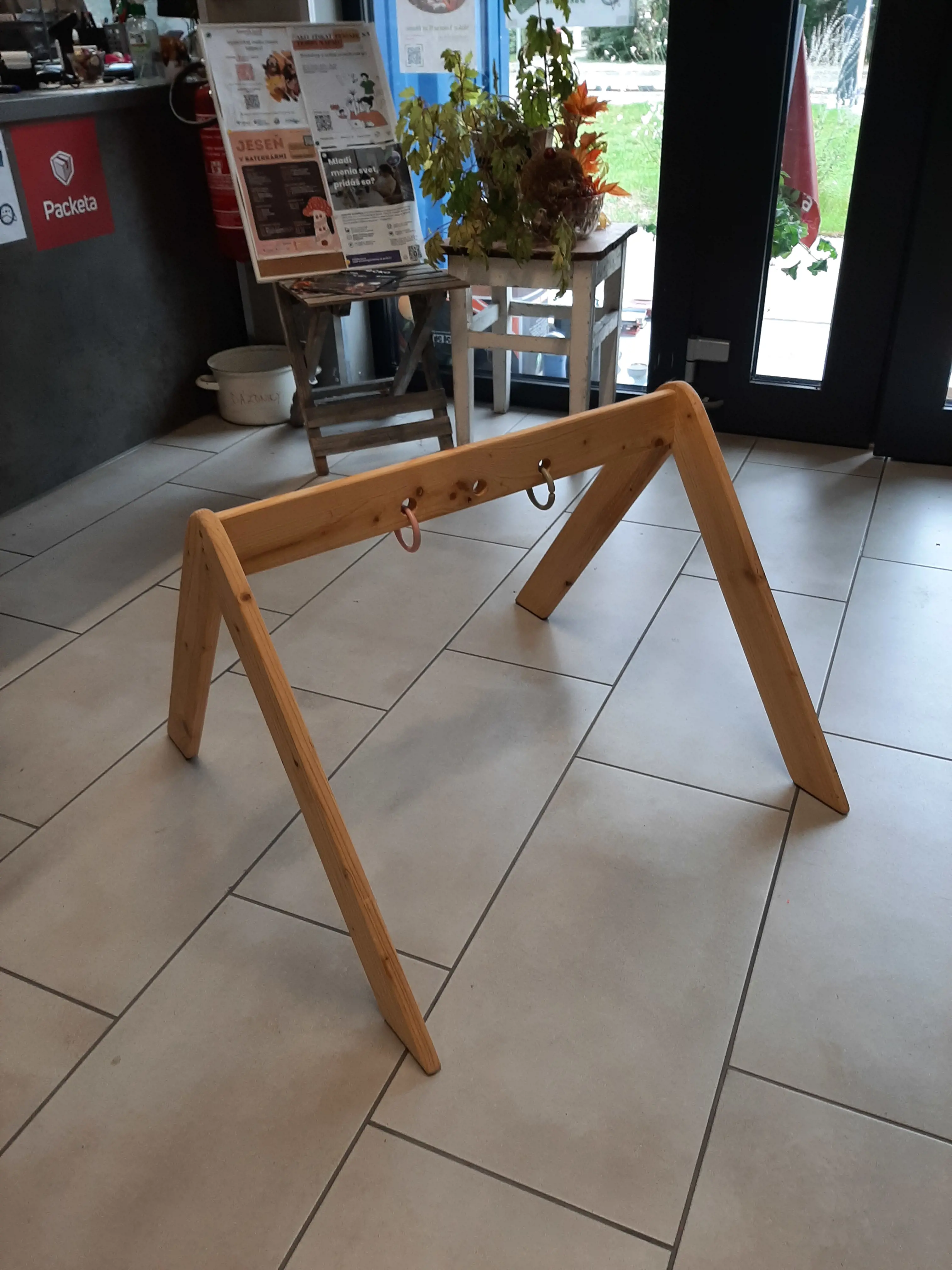 Drevená hrazda na zavesienie hračiek pre bábätká