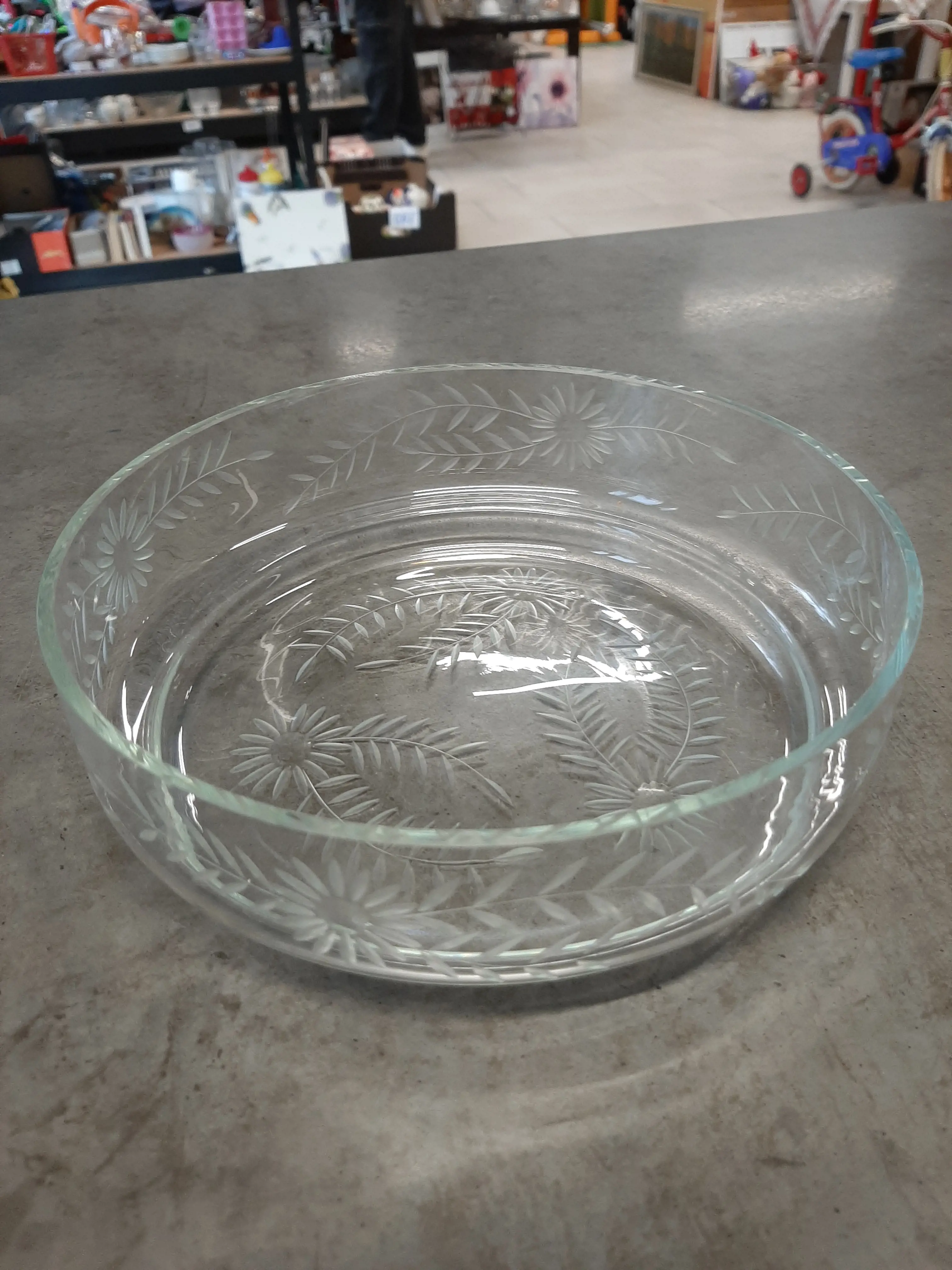 Sklenená misa s brúseným vzorom ,