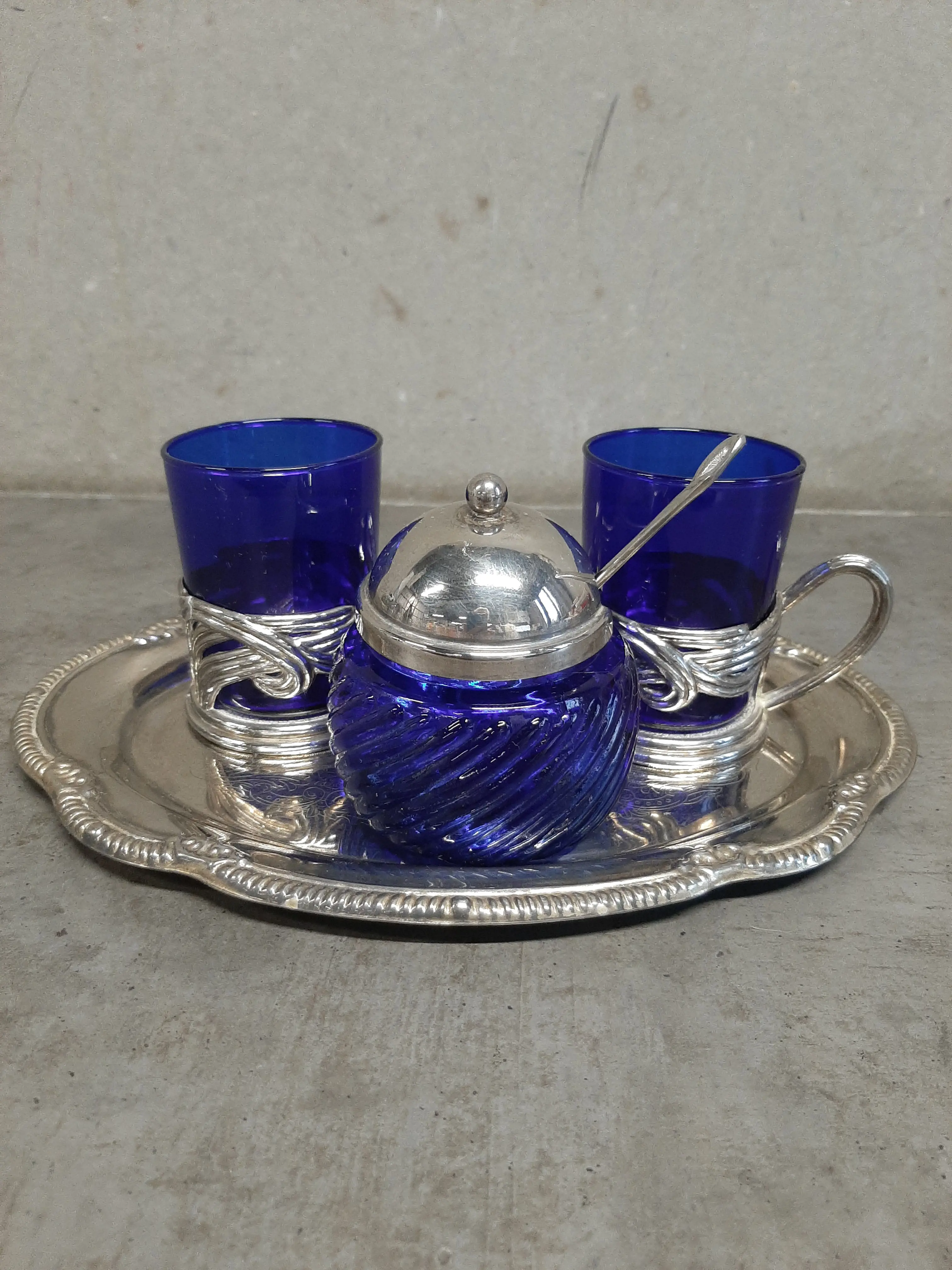 Tácka a poháriky s cukorničkou