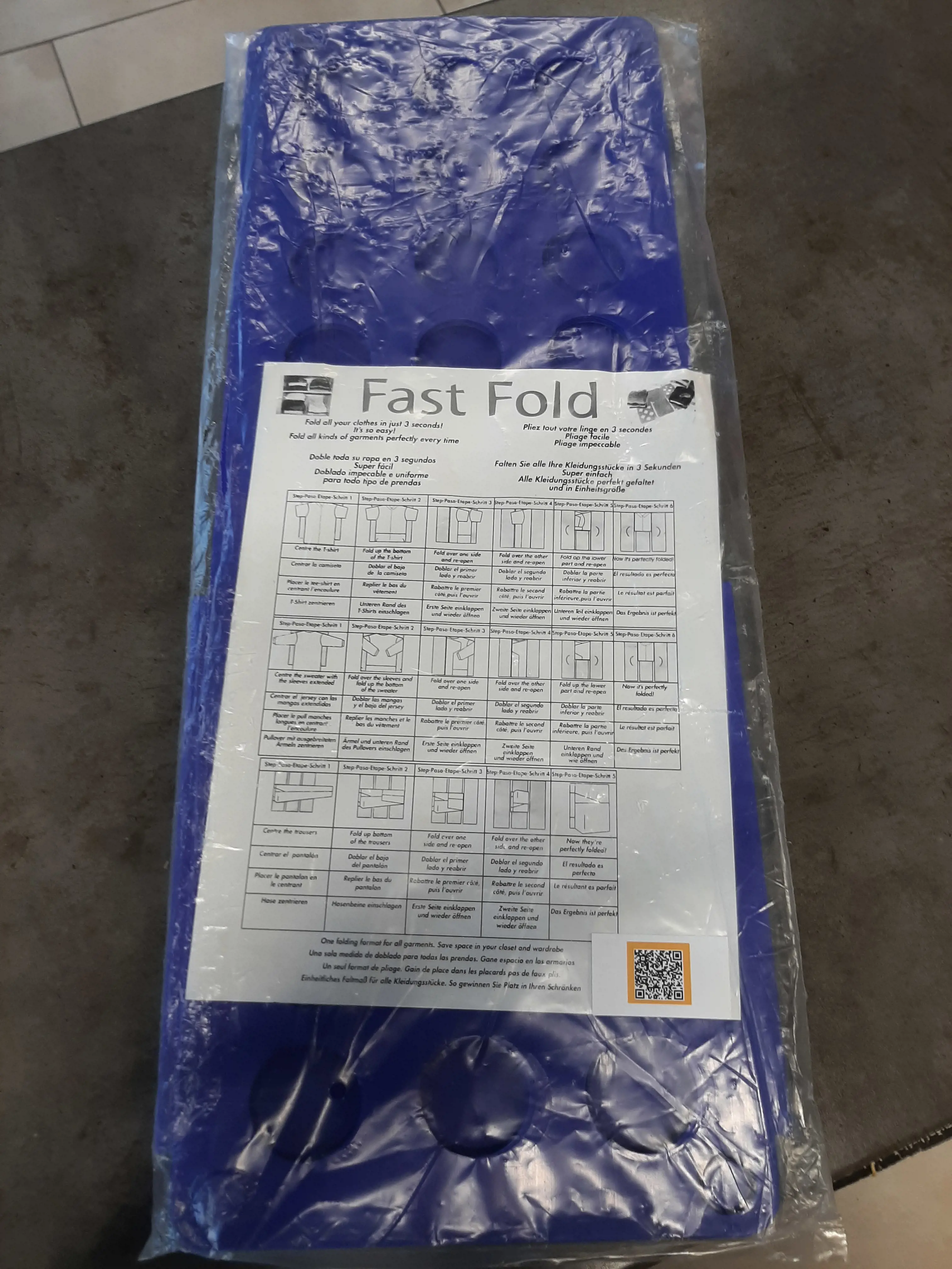 Plastová pomôcka na skladanie košiel a tričiek