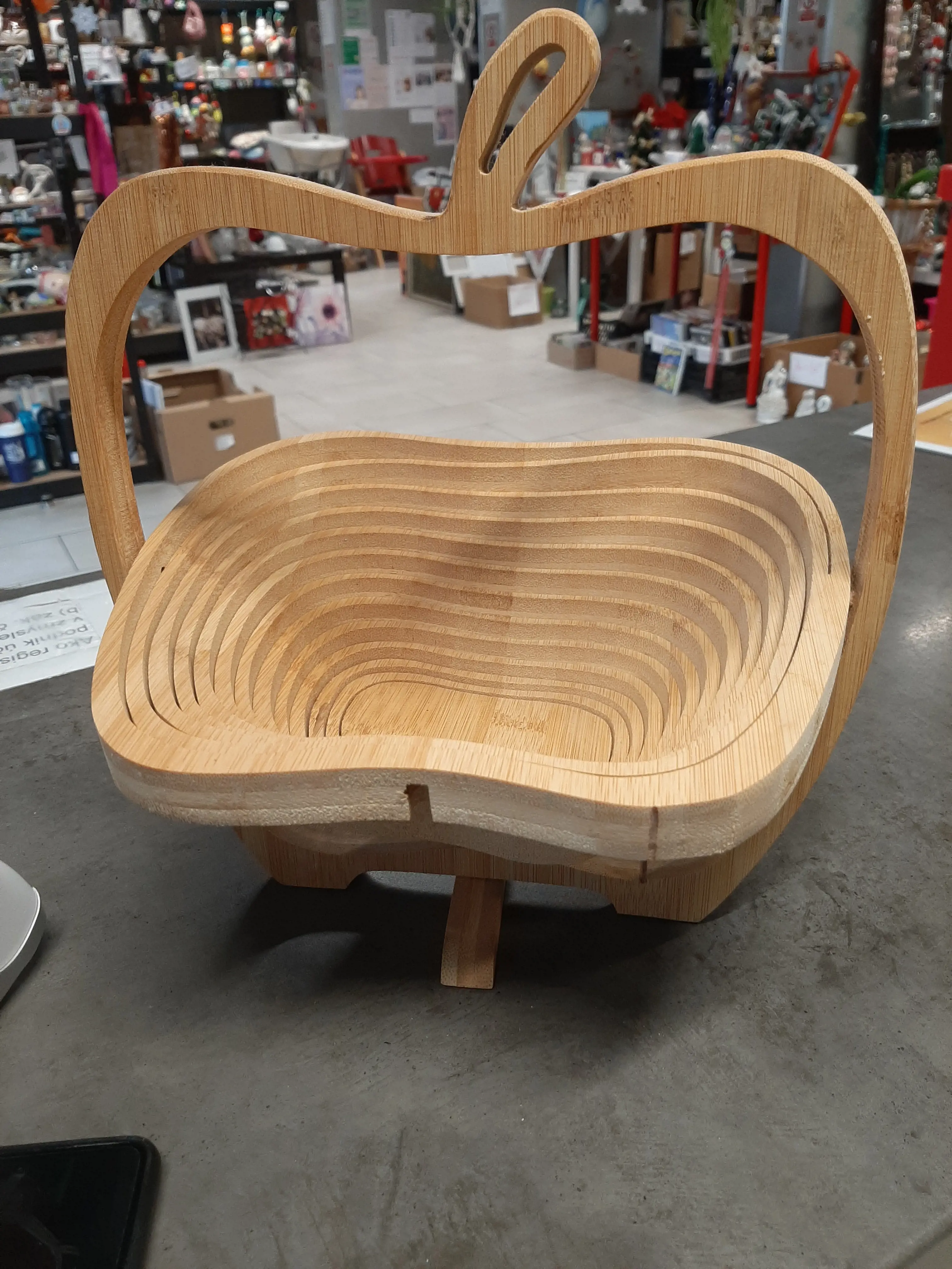 Skladací drevenný stojan na ovocie