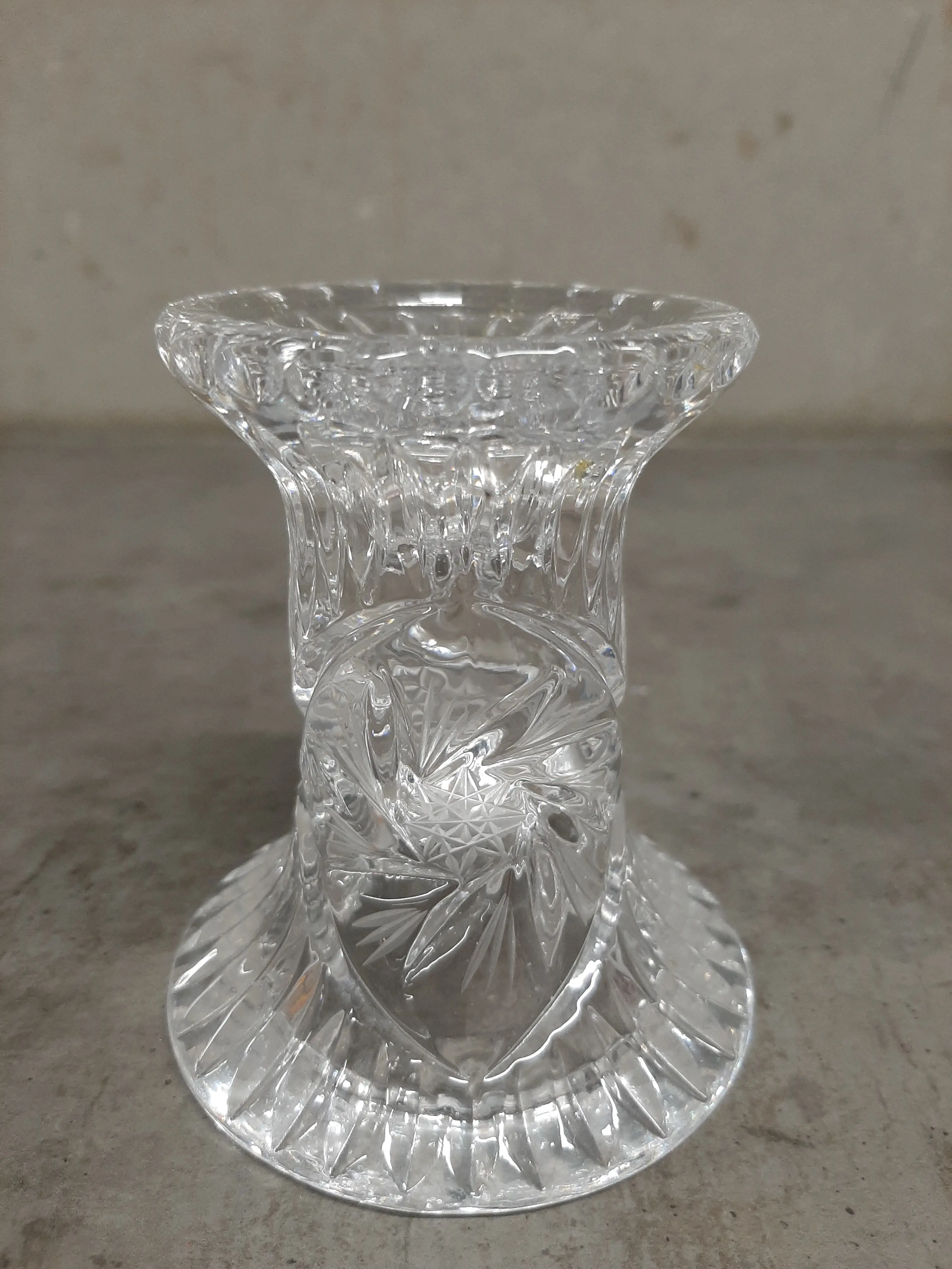 Brúsený svietnik,9cm výška