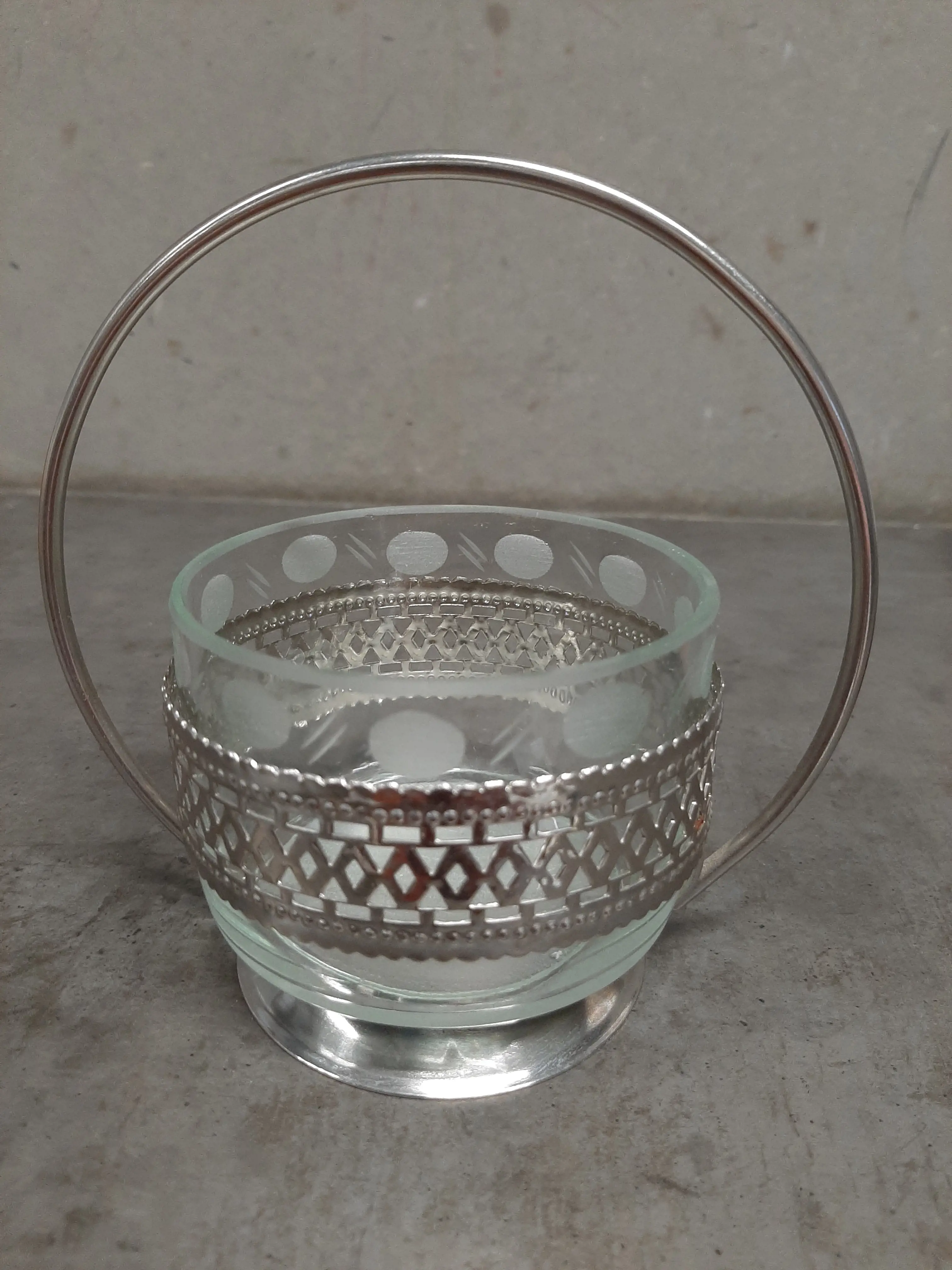 Miska na pochutiny,brúsené sklo a kovový držiak