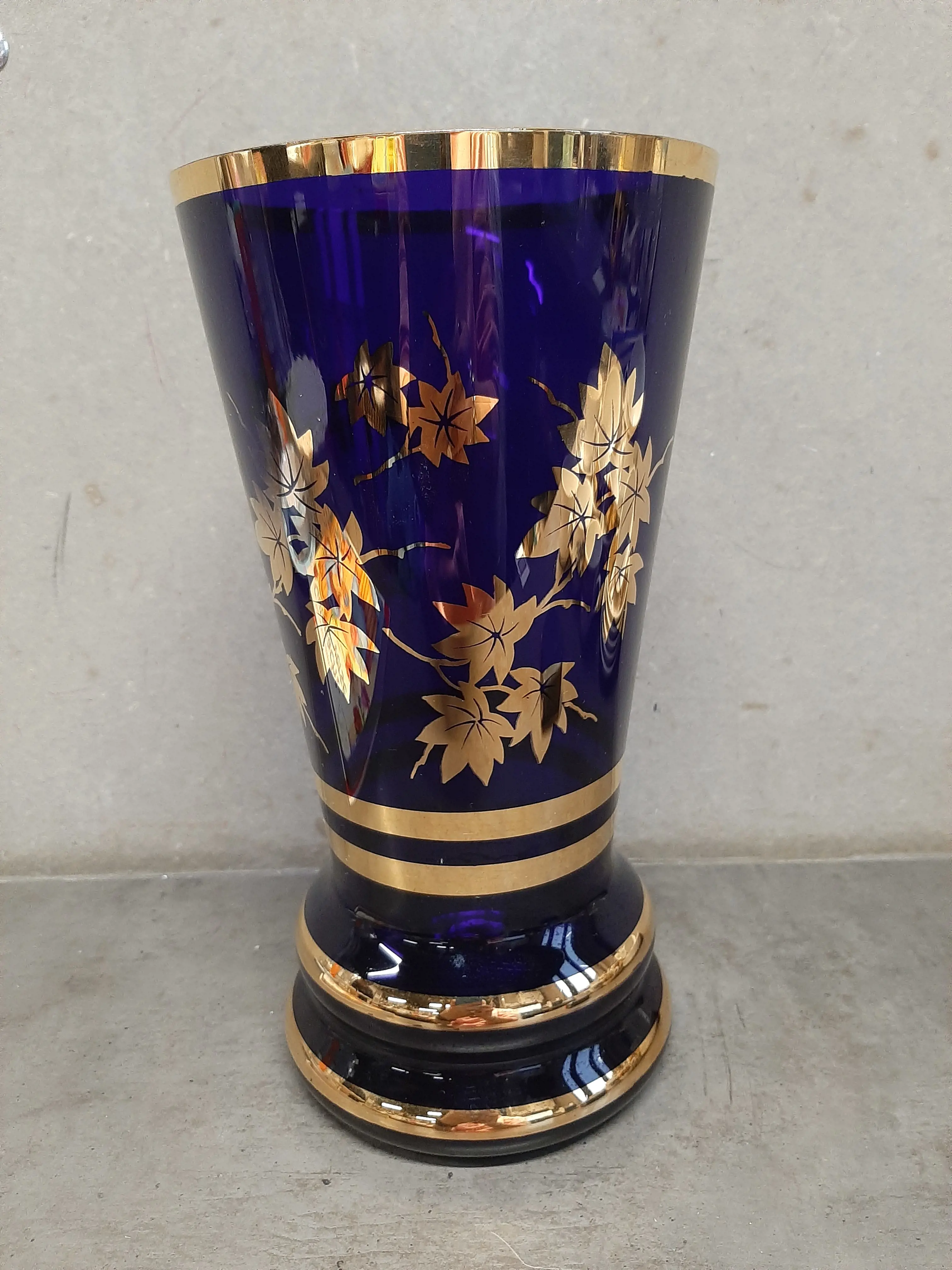 Váza,tmavomodrá so zlatými listami