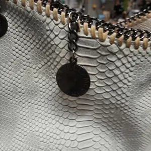 1765202350_aaa2_17652023170045270761670836000199