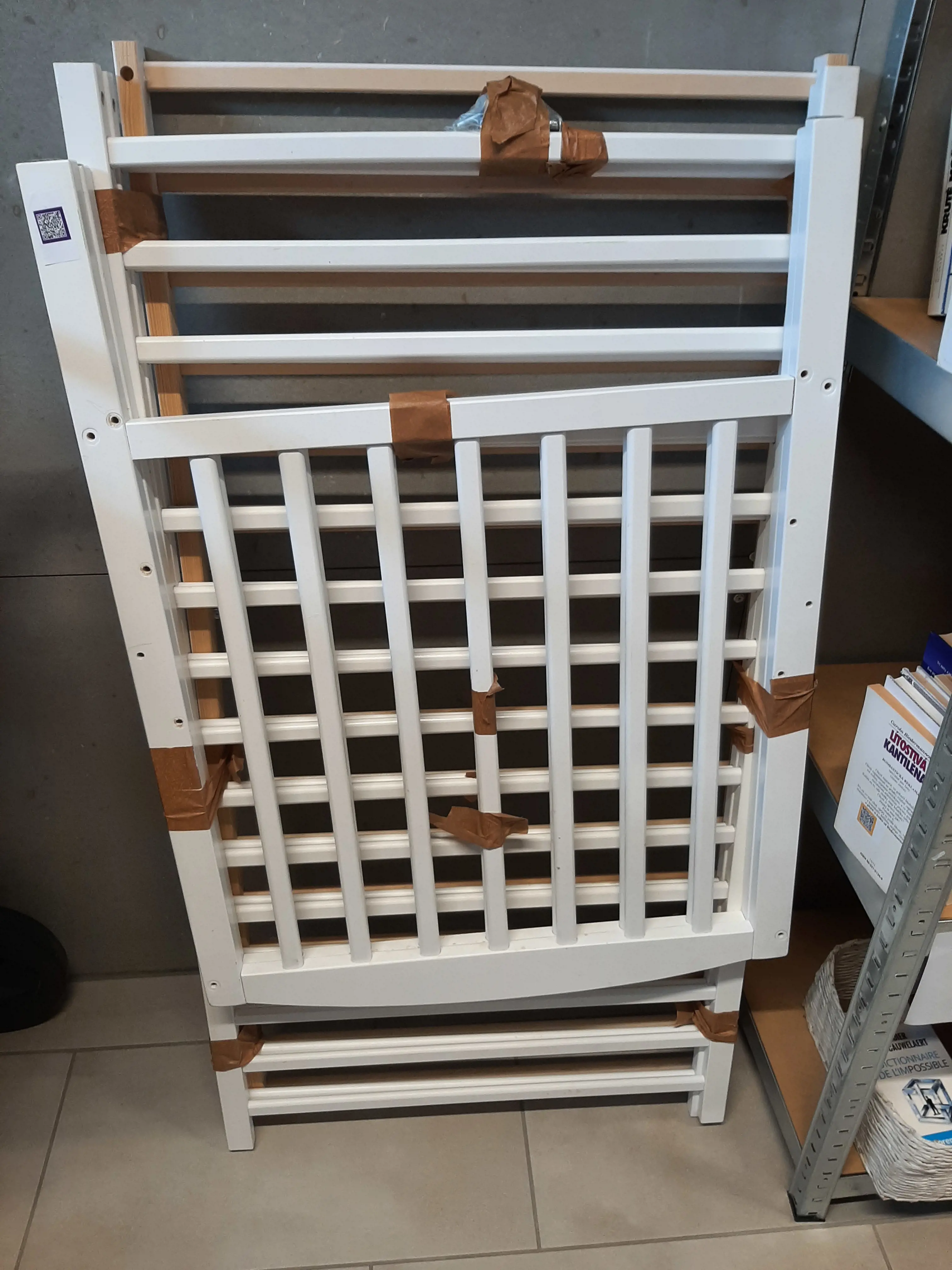 Biela drevená postieĺka