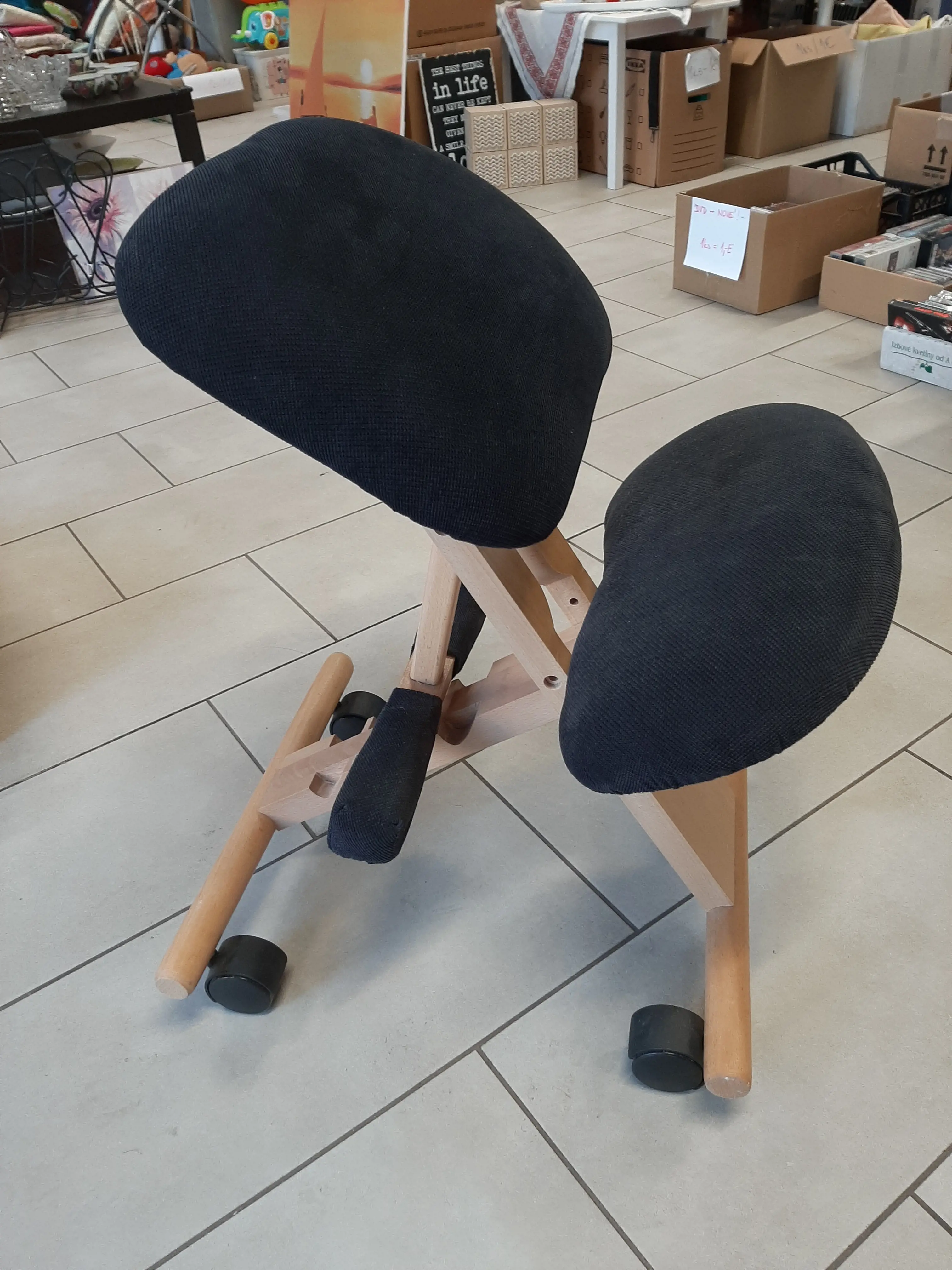 Drevená kĺačiaca stolička na kolieskach