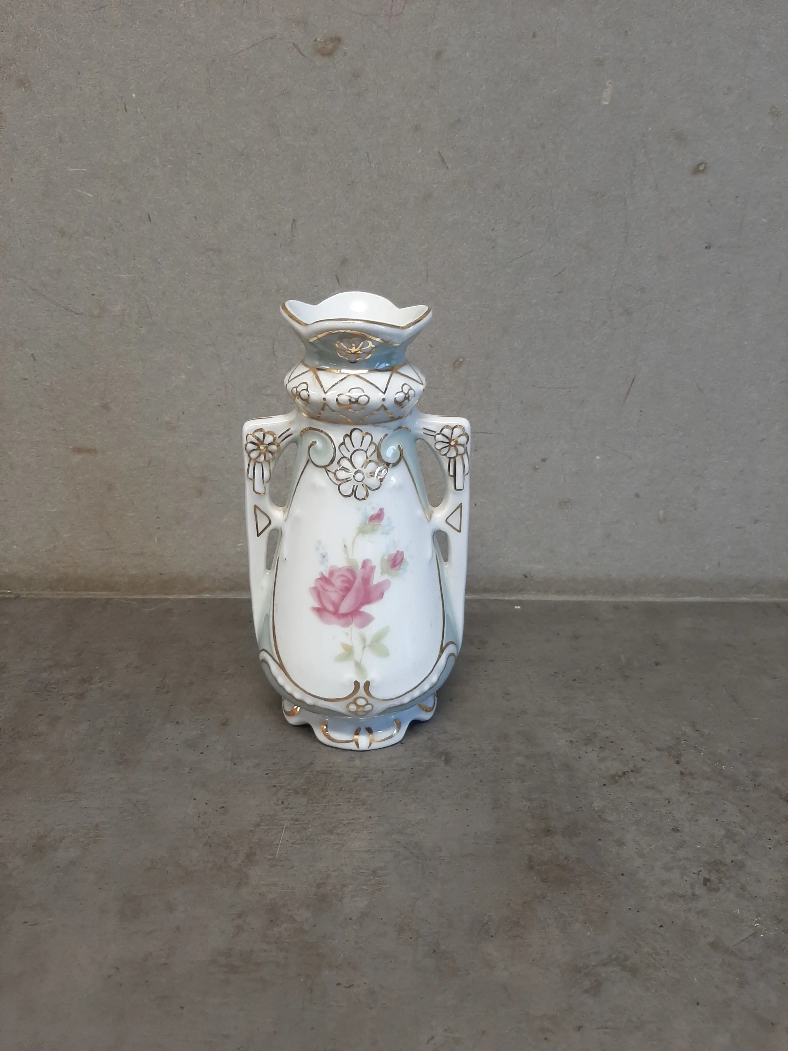 Vázička Royal Dux Bohemia