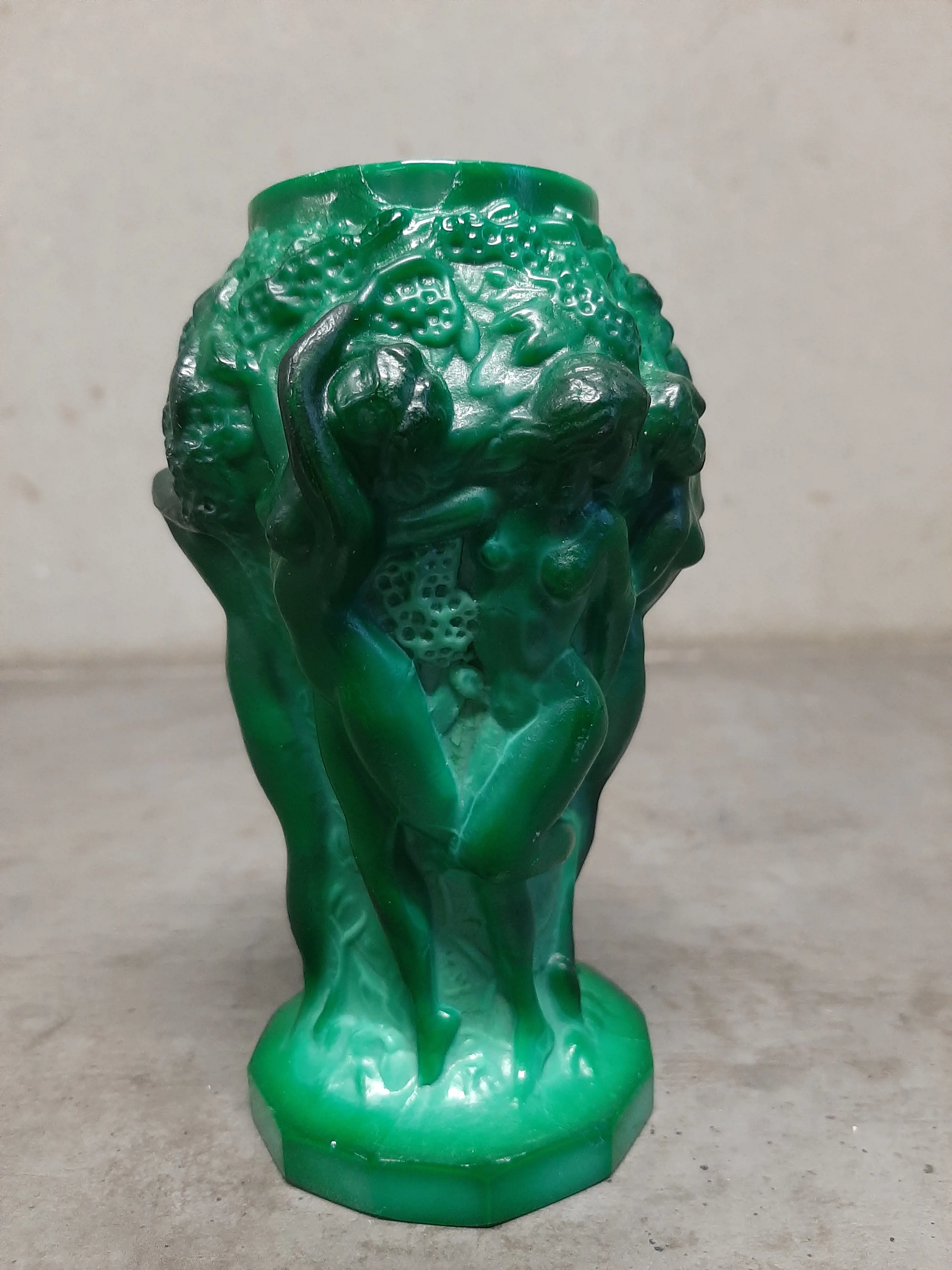 Malachitová vázička,,dievčatá oberajú révu,,