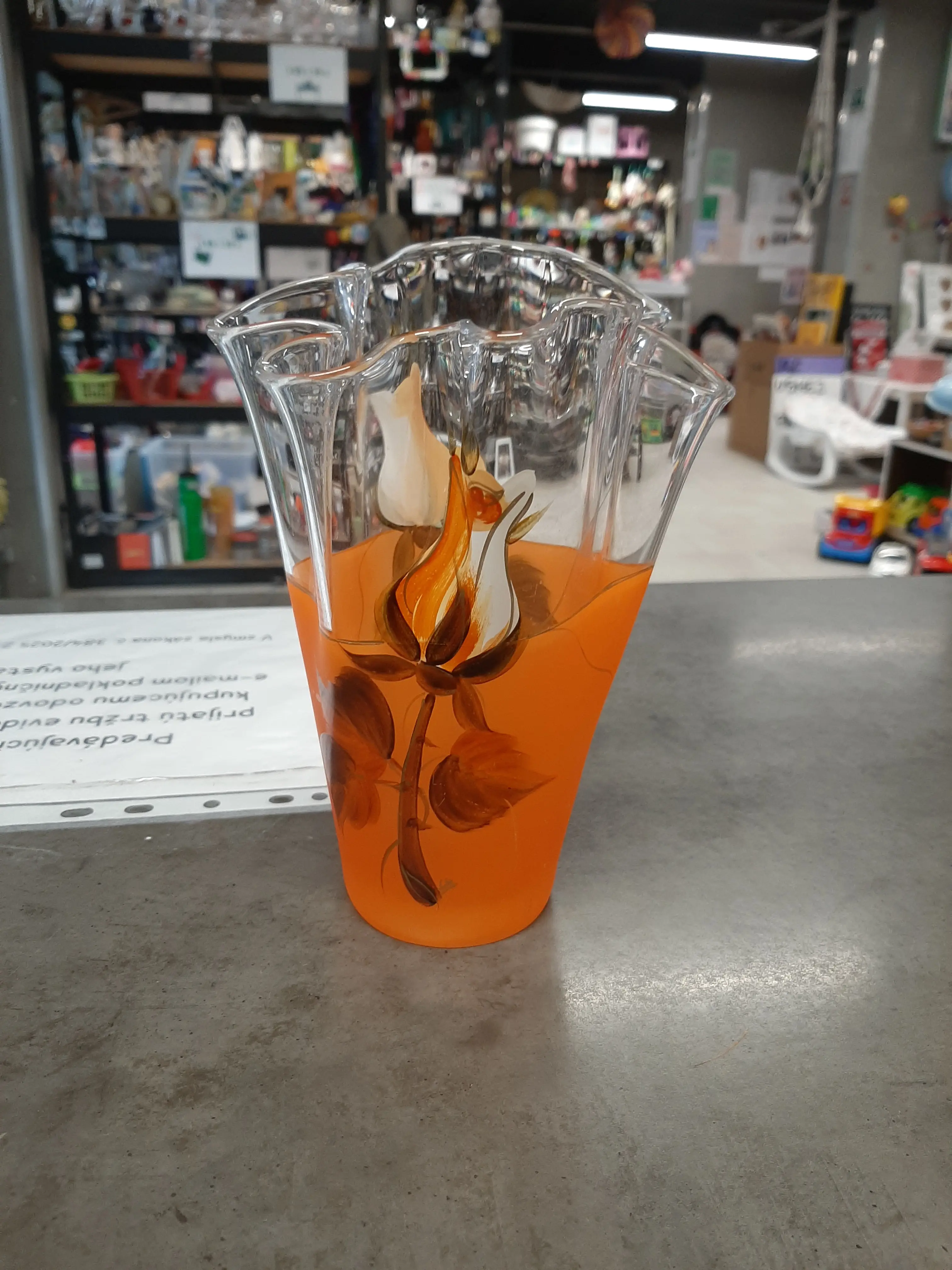 Oranžová váza s ružami, výška 17cm